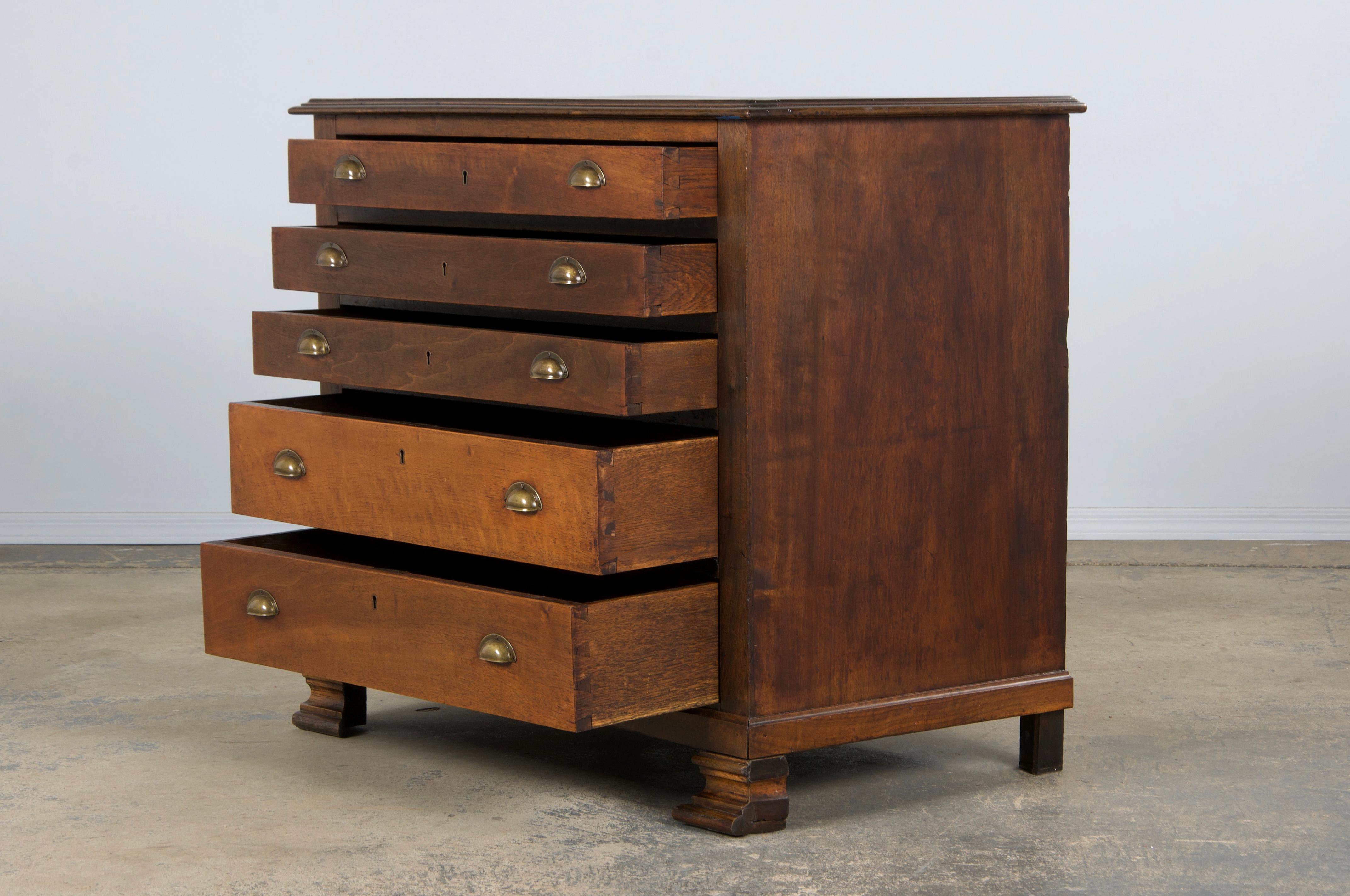 Ancienne commode en noyer de style Louis Philippe en vente 9