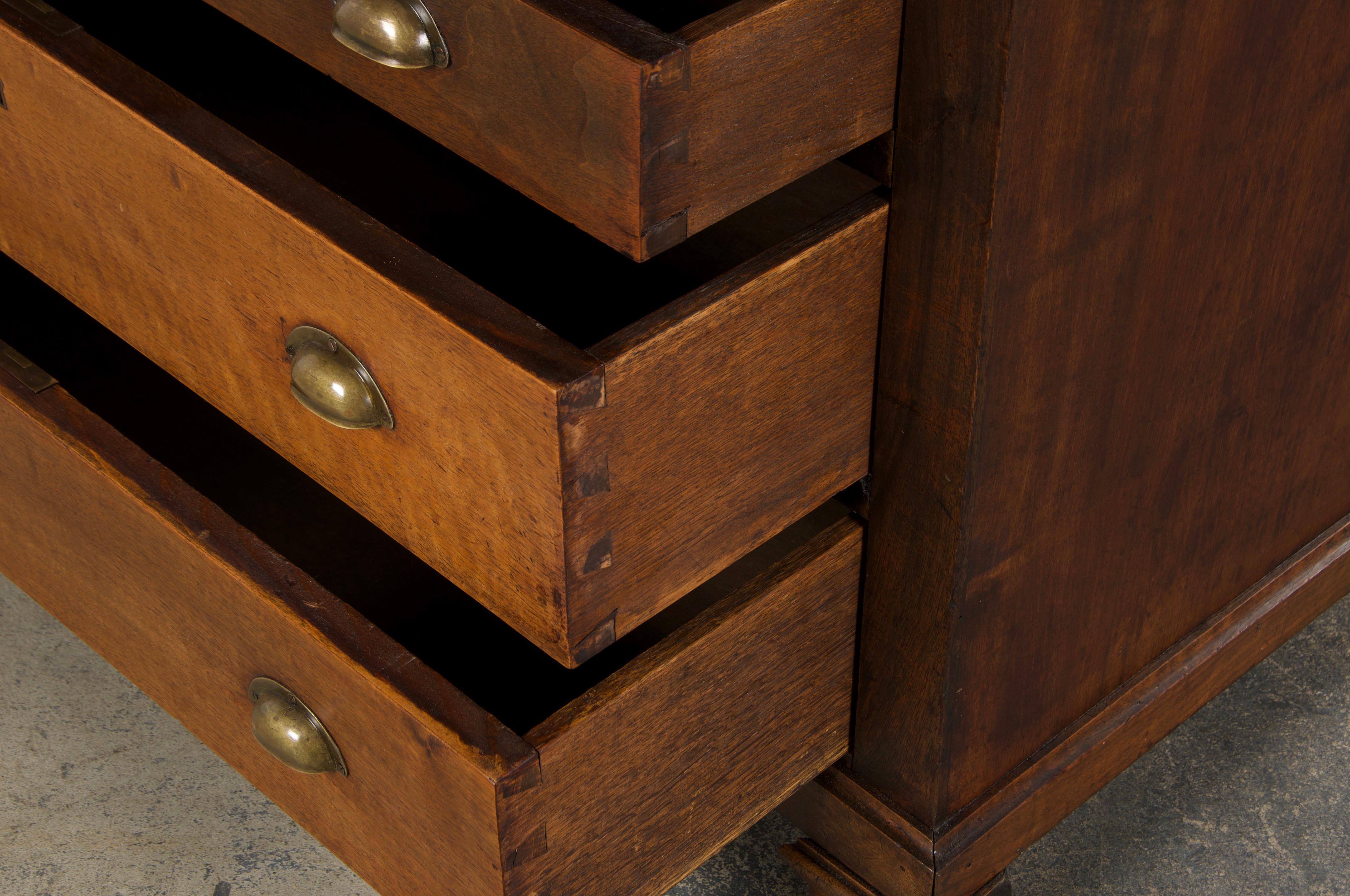 Ancienne commode en noyer de style Louis Philippe en vente 10