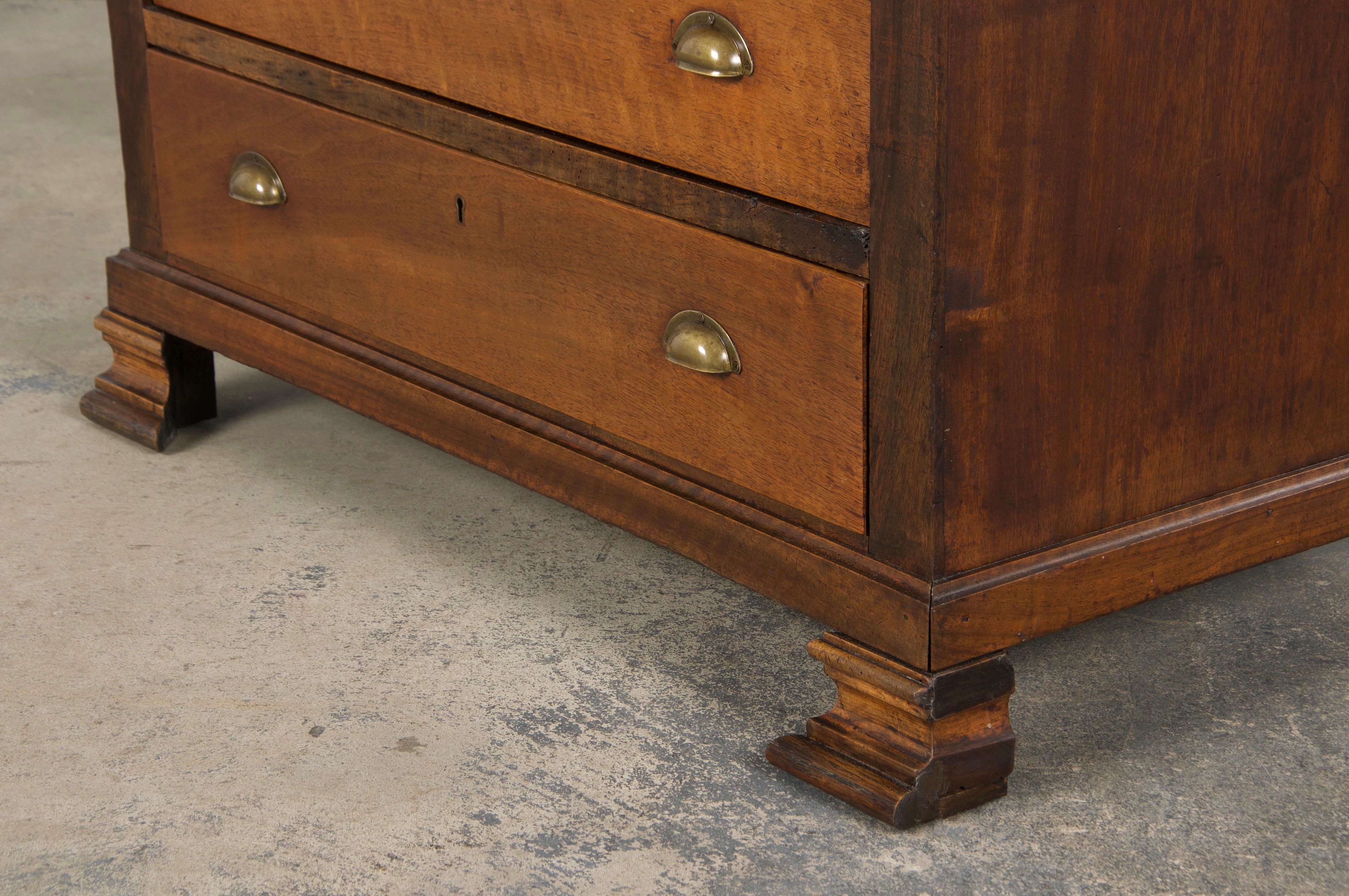Ancienne commode en noyer de style Louis Philippe en vente 11