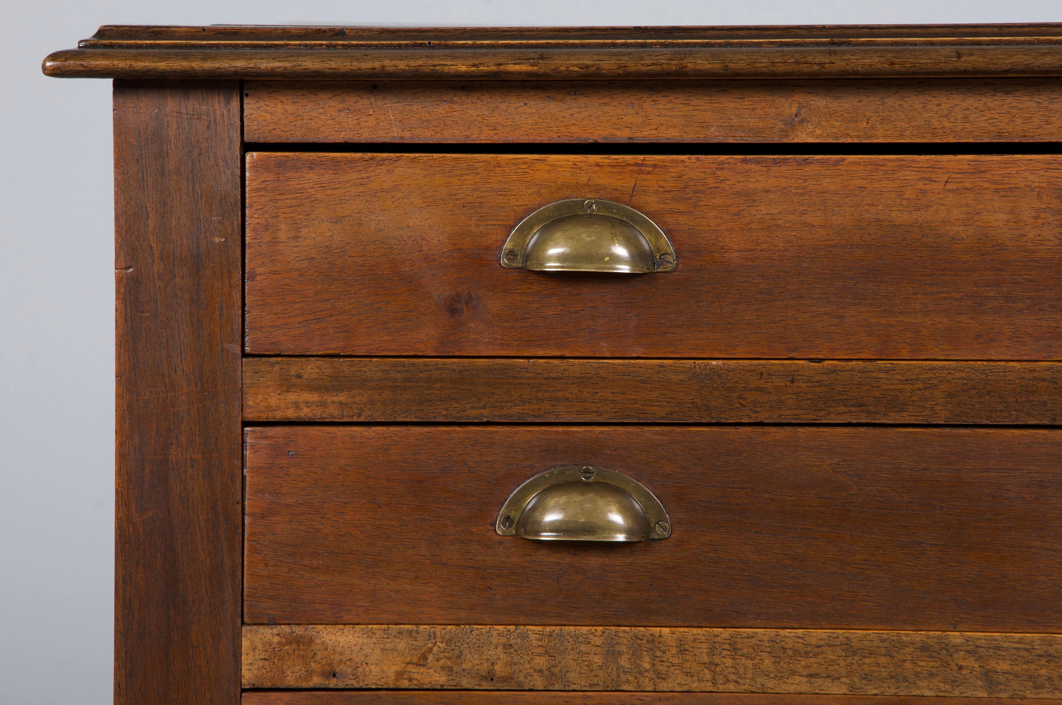 Une belle commode Louis Philippe de la fin du 19ème siècle provenant de Provence. Fabriqué à la main en noyer avec un design minimal et des lignes épurées. Structurellement restaurée et délicatement remise à neuf pour préserver sa patine vieillie.