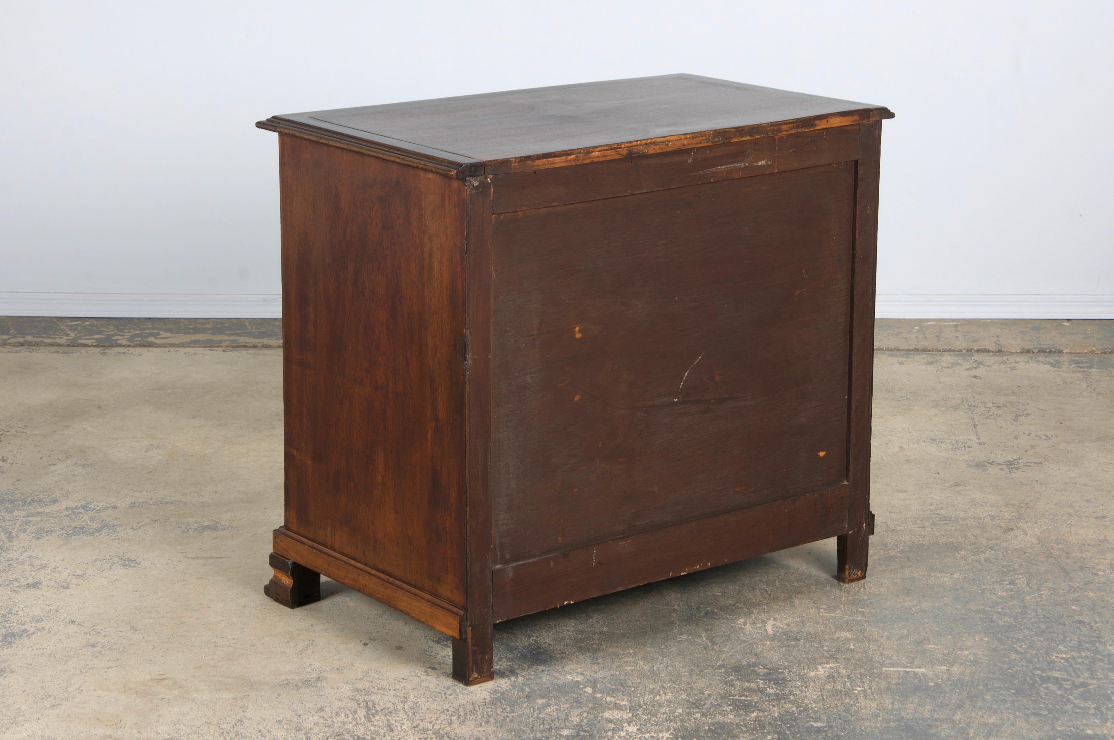 Ancienne commode en noyer de style Louis Philippe en vente 12