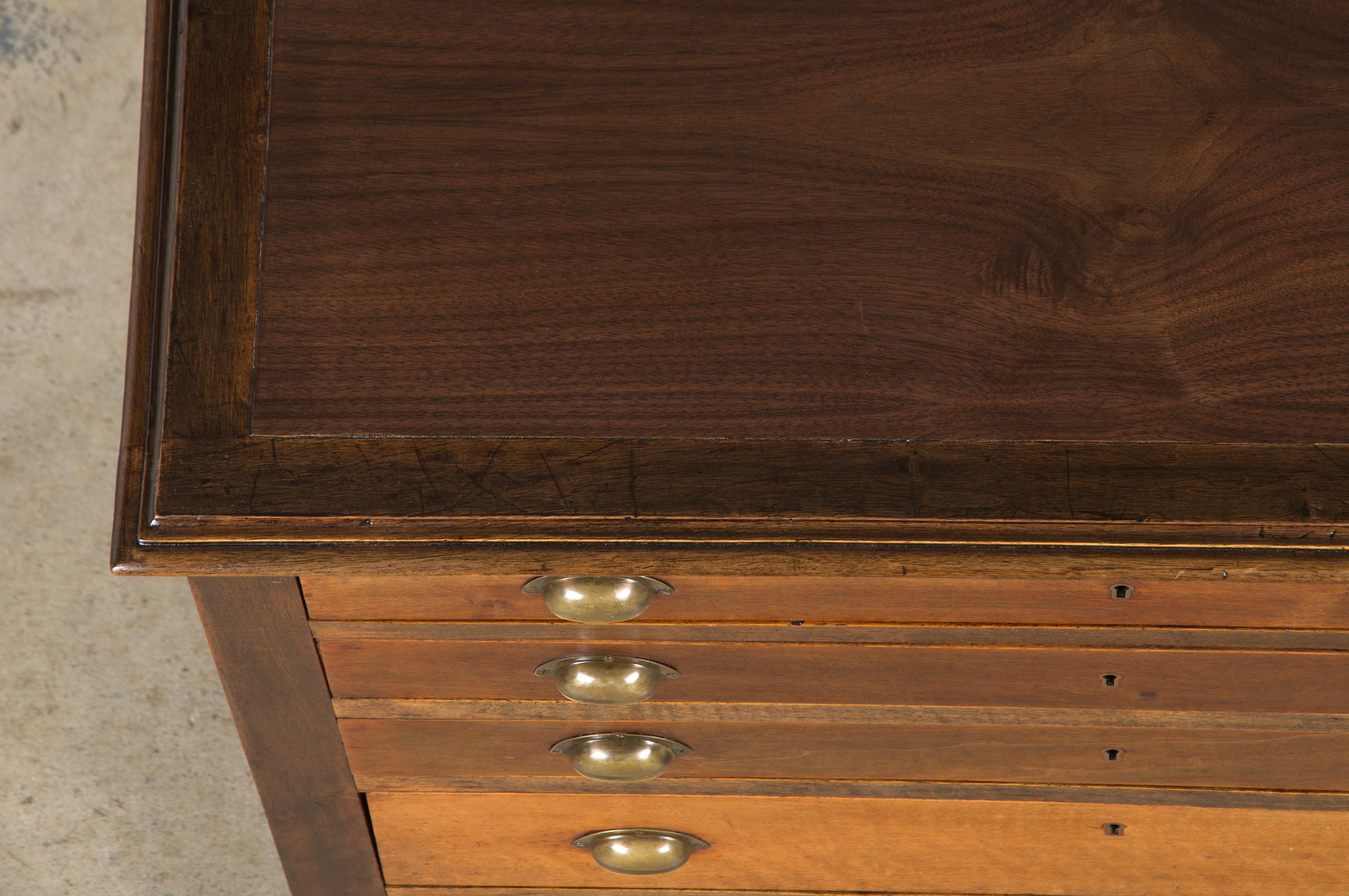 Français Ancienne commode en noyer de style Louis Philippe en vente