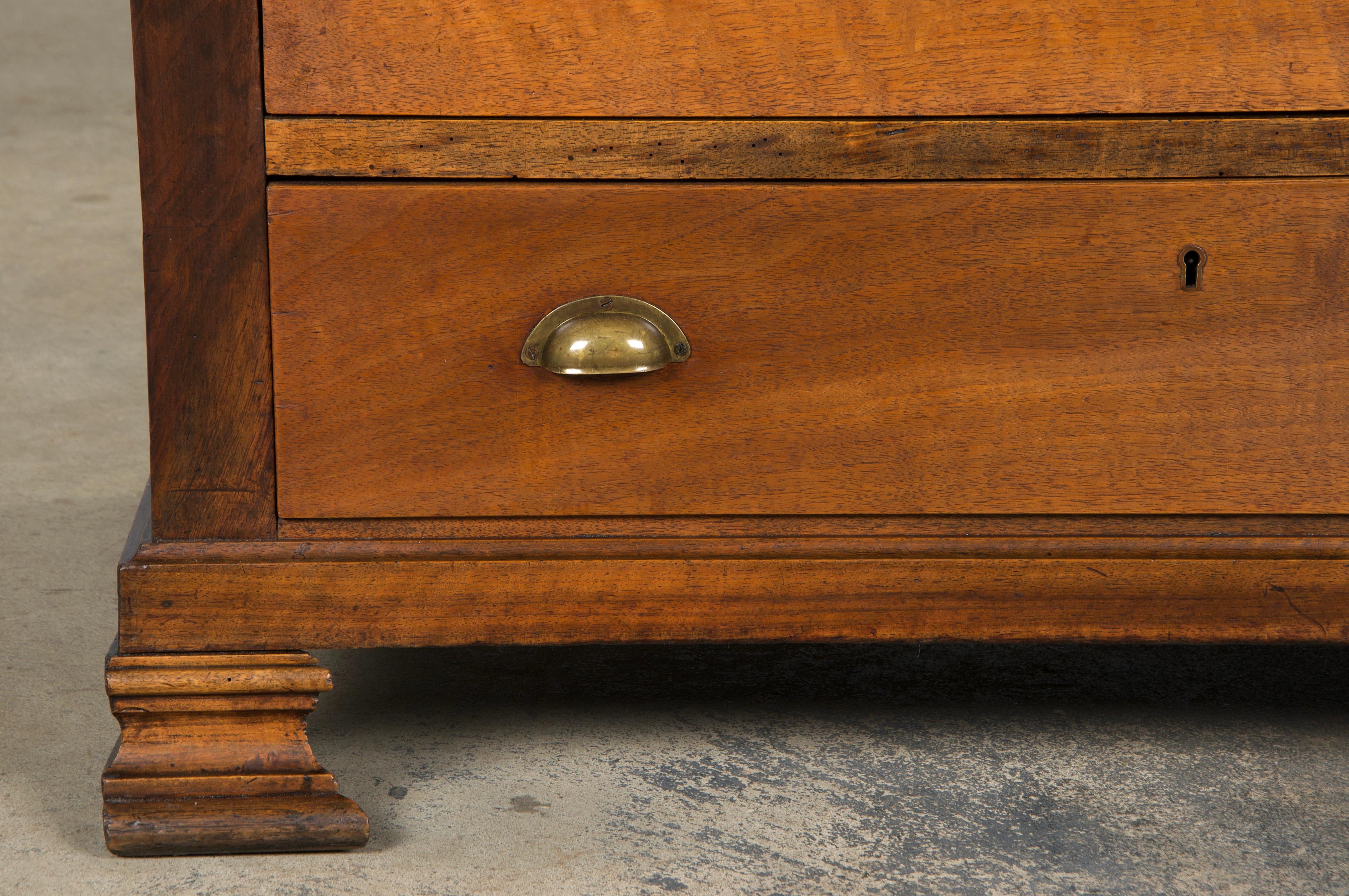Ancienne commode en noyer de style Louis Philippe Bon état - En vente à Astoria, NY