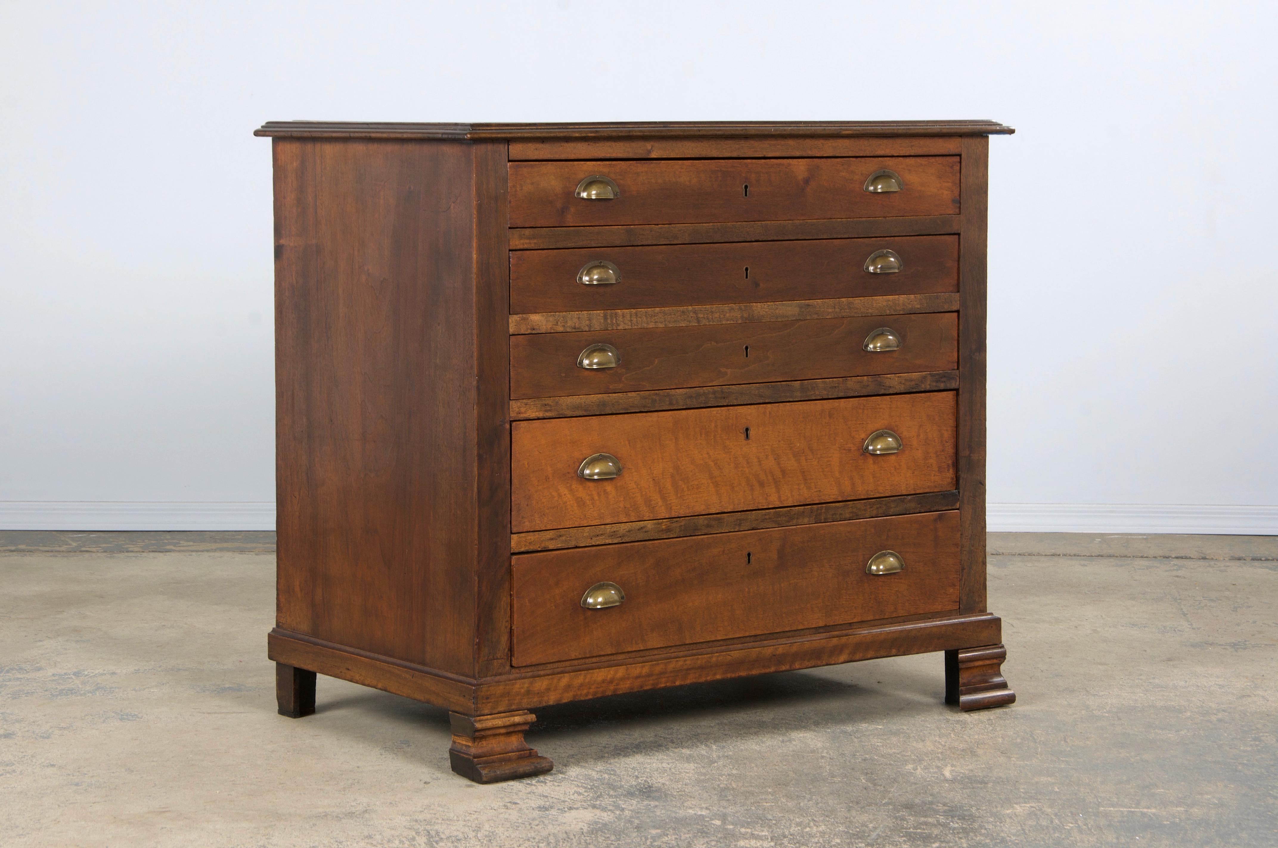 XIXe siècle Ancienne commode en noyer de style Louis Philippe en vente