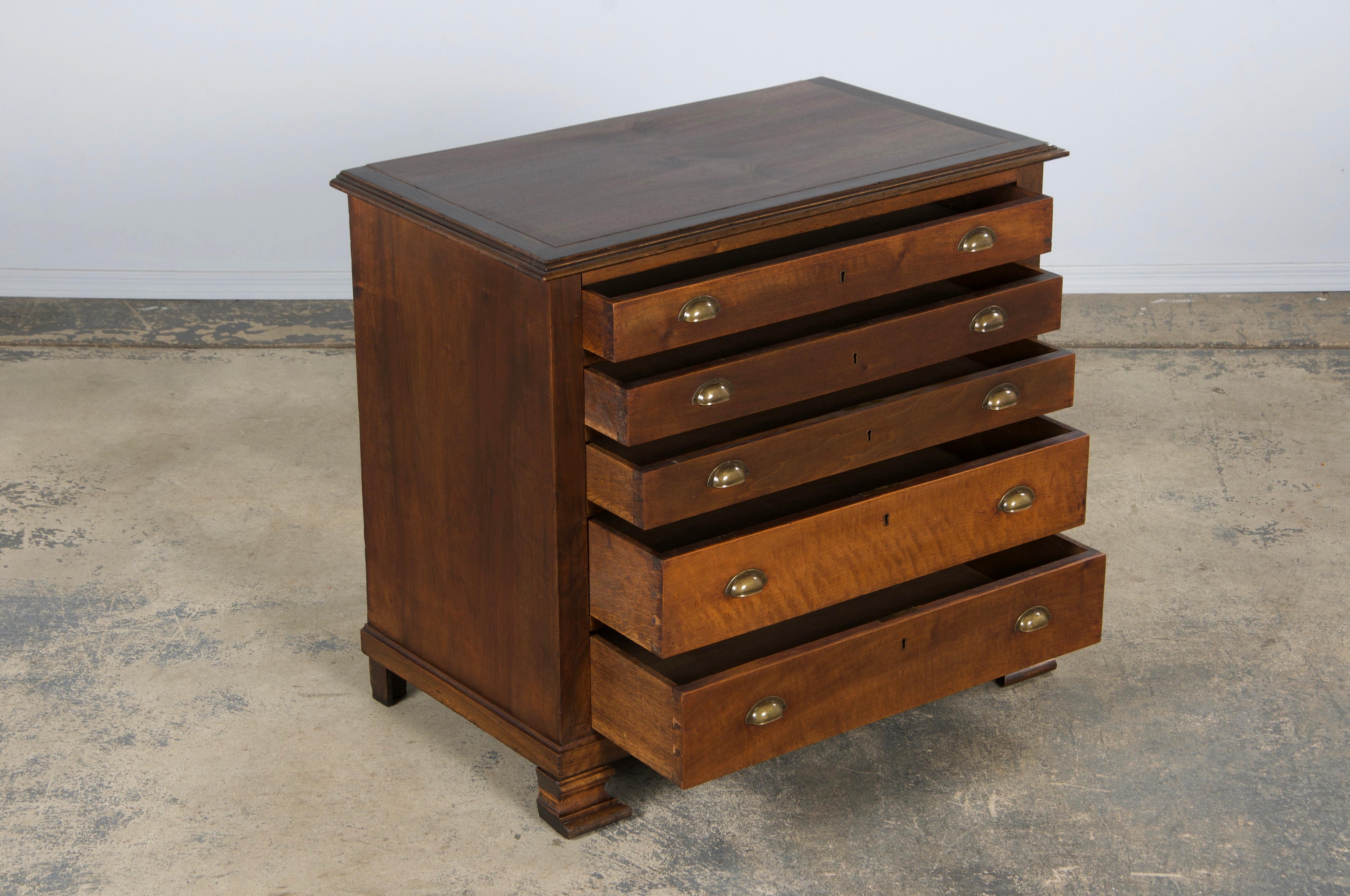 Laiton Ancienne commode en noyer de style Louis Philippe en vente