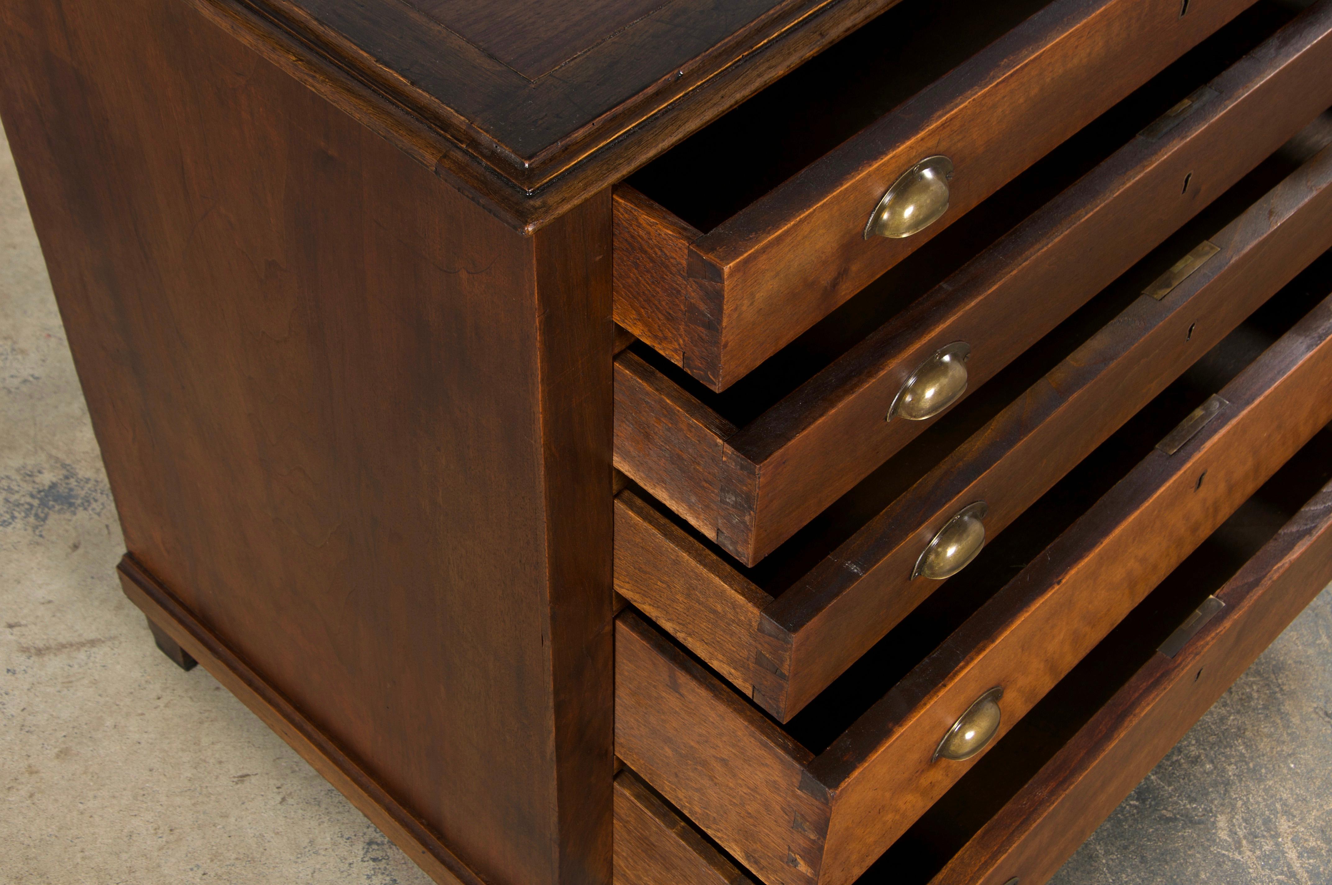 Ancienne commode en noyer de style Louis Philippe en vente 1