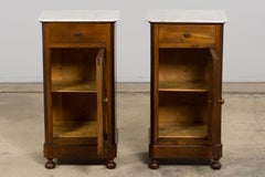Antique French Louis Philippe Style Nussbaum Nachttische W / Carrara Marmor- Ein Paar