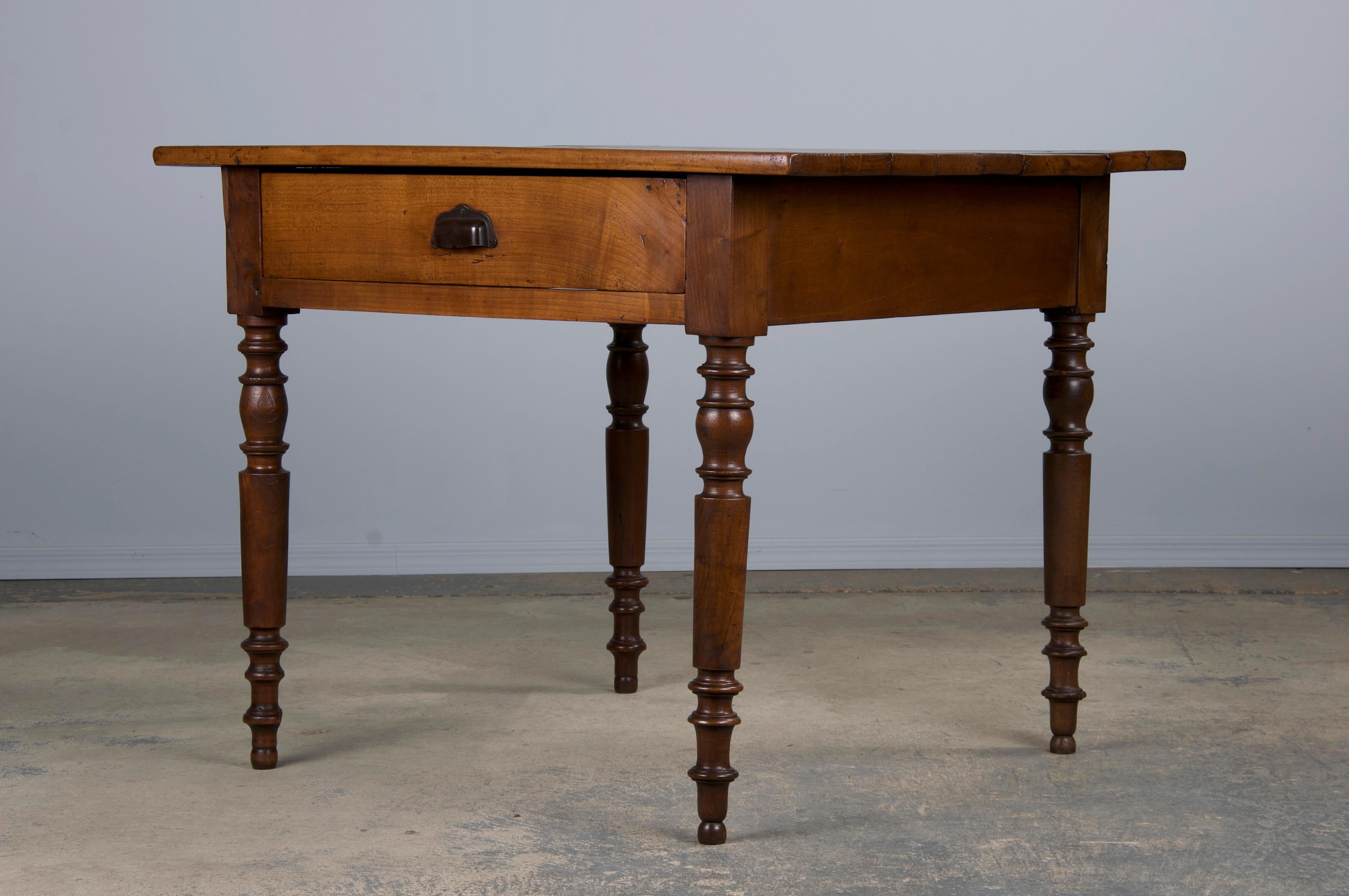 Antiker französischer Louis Philippe-Stil Nussbaum-Schreibtisch im Angebot 4