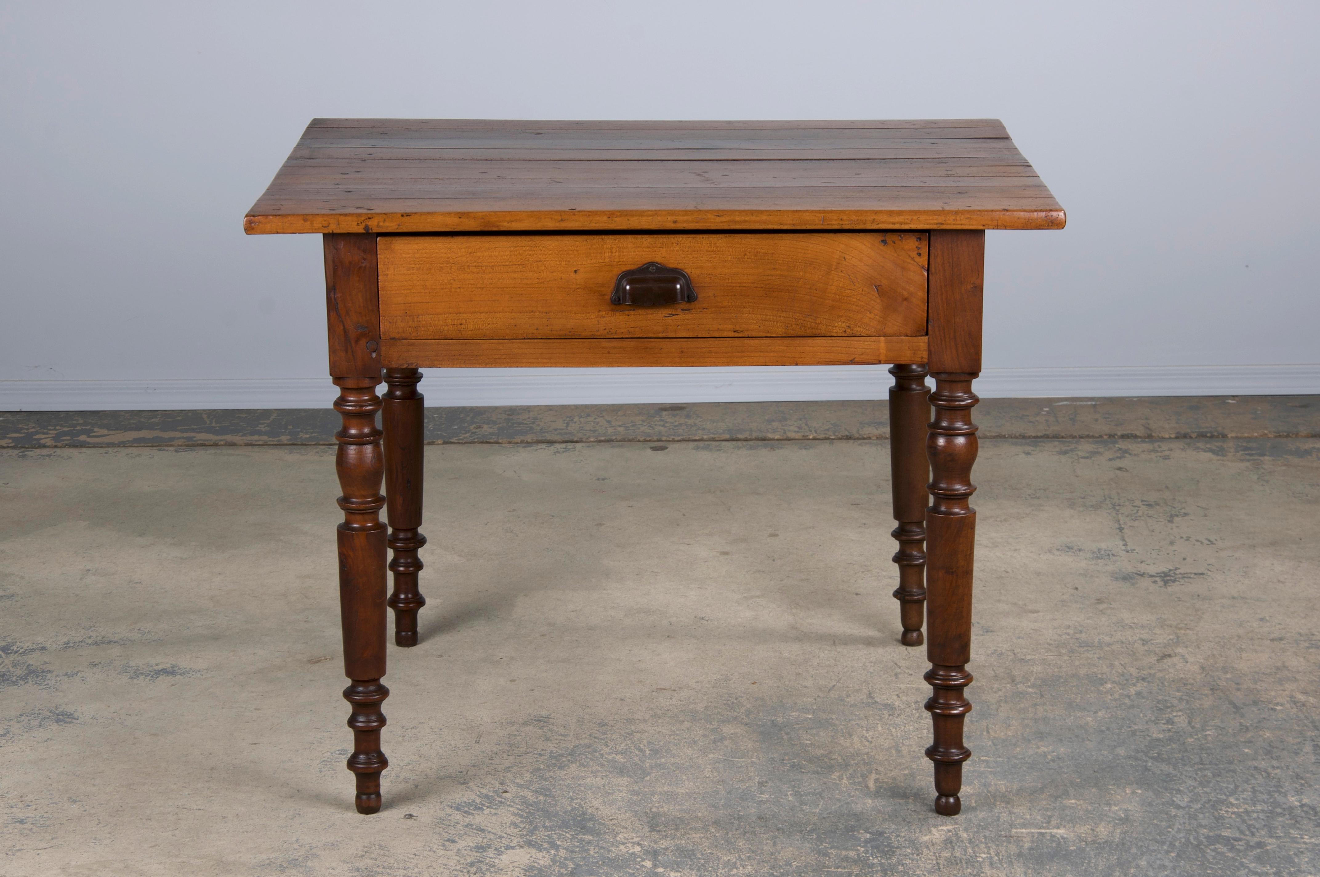 Ein charmanter französischer Schreibtisch aus dem späten 19. Jahrhundert, ein Beistelltisch oder ein kleiner Küchentisch im Stil von Louis Philippe aus der Provence, Frankreich. Wunderschön handgefertigt aus massivem Nussbaumholz mit einer