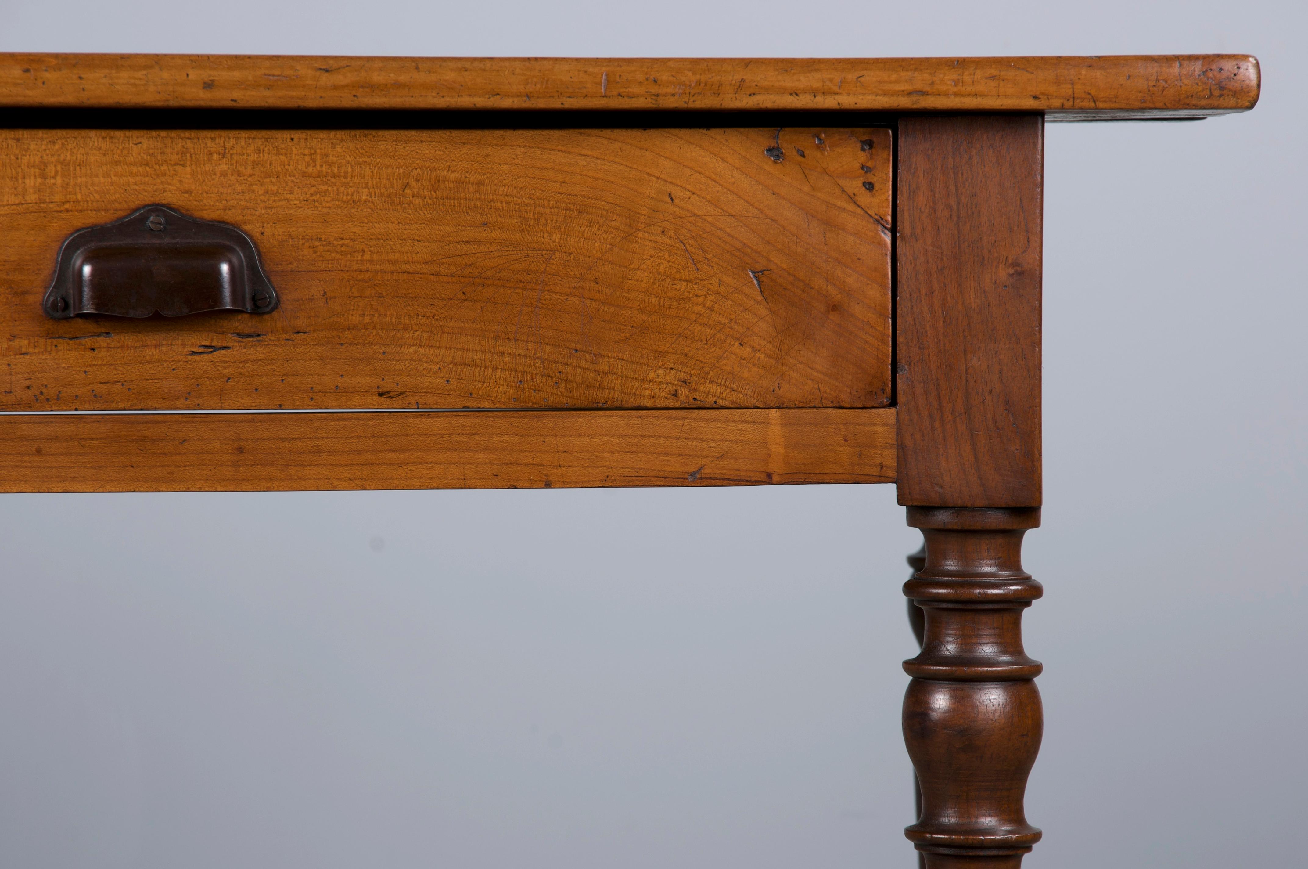 Antiker französischer Louis Philippe-Stil Nussbaum-Schreibtisch (Französisch) im Angebot