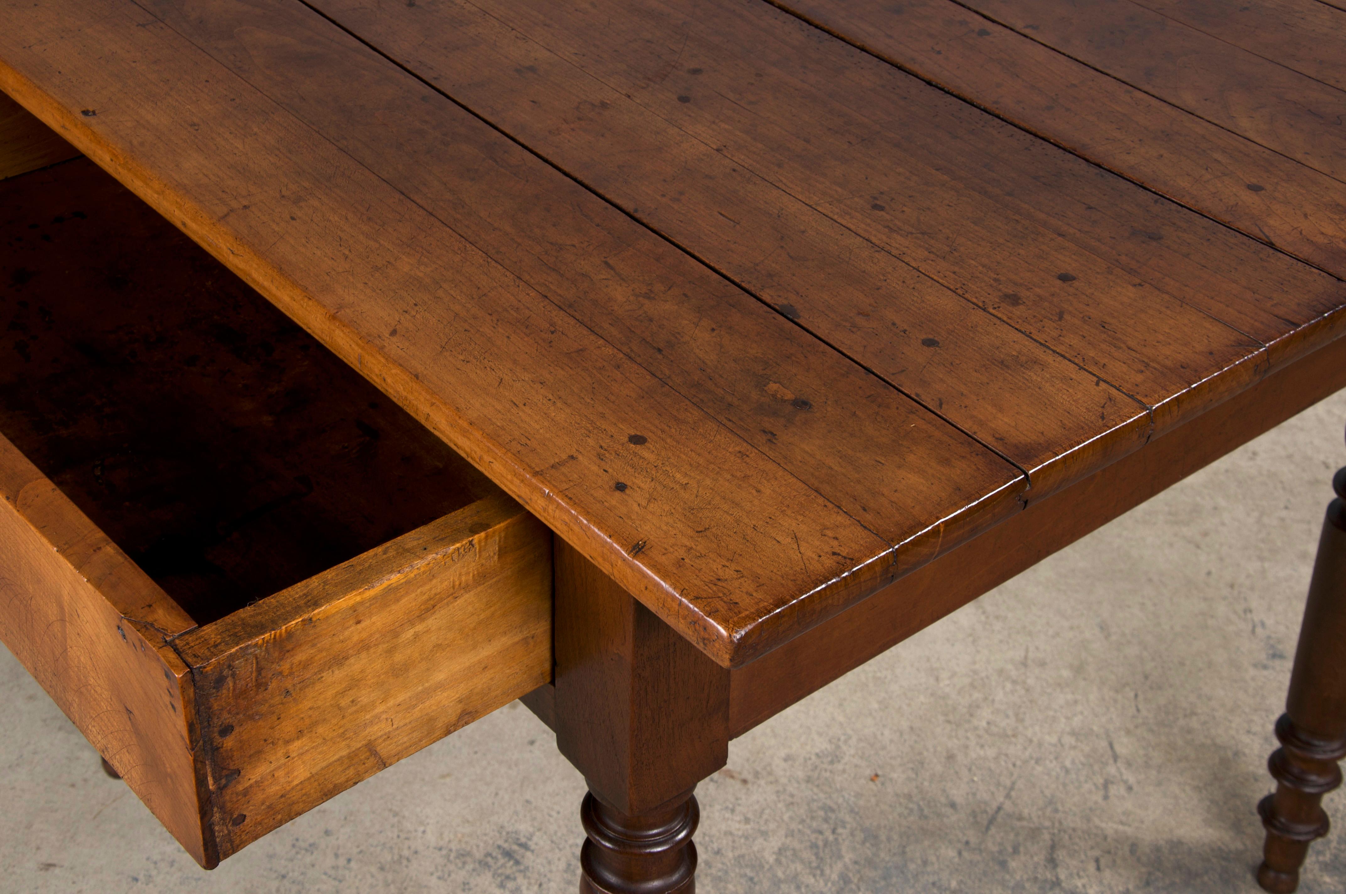 Antiker französischer Louis Philippe-Stil Nussbaum-Schreibtisch im Angebot 1