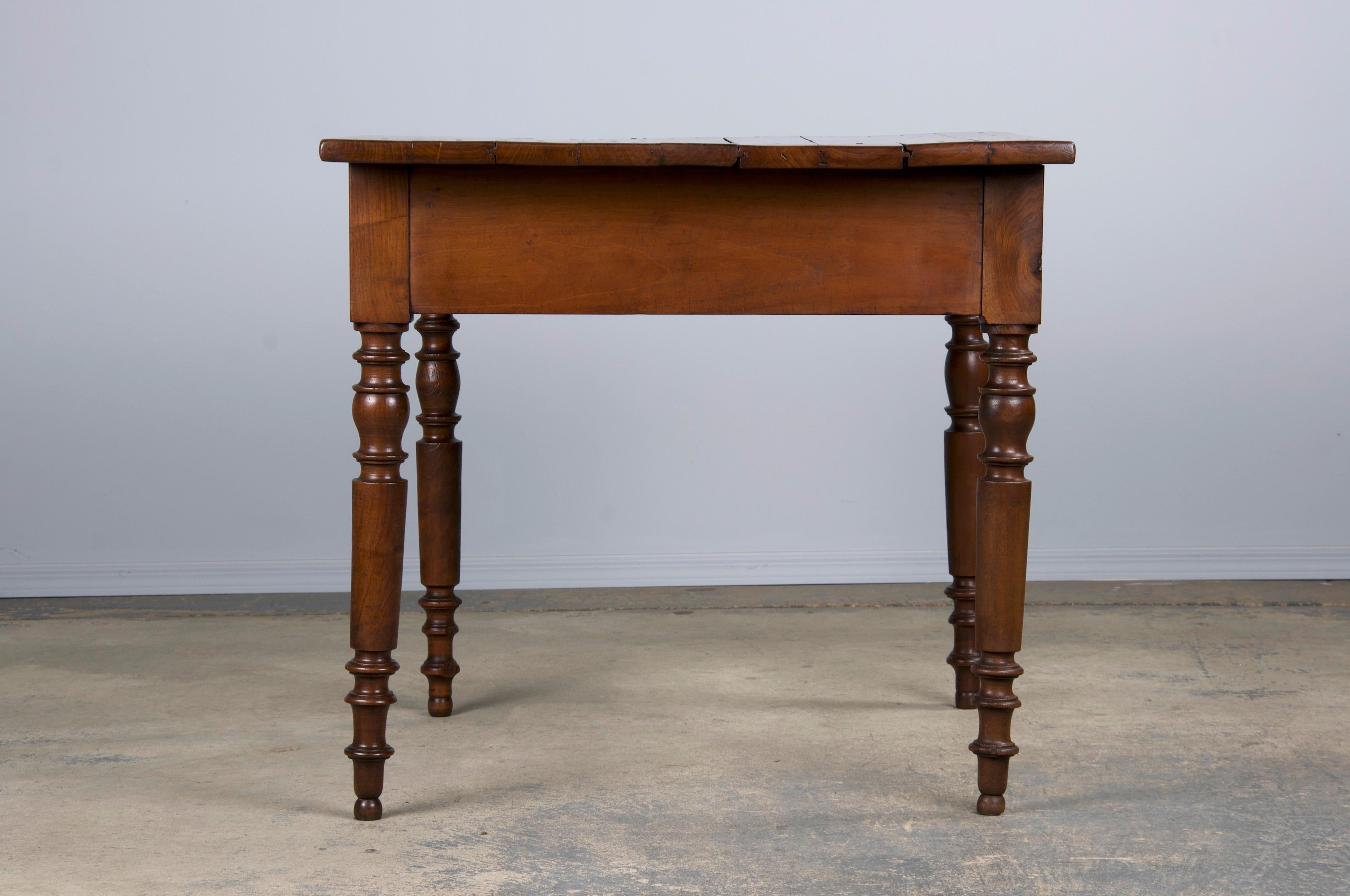 Antiker französischer Louis Philippe-Stil Nussbaum-Schreibtisch im Angebot 2