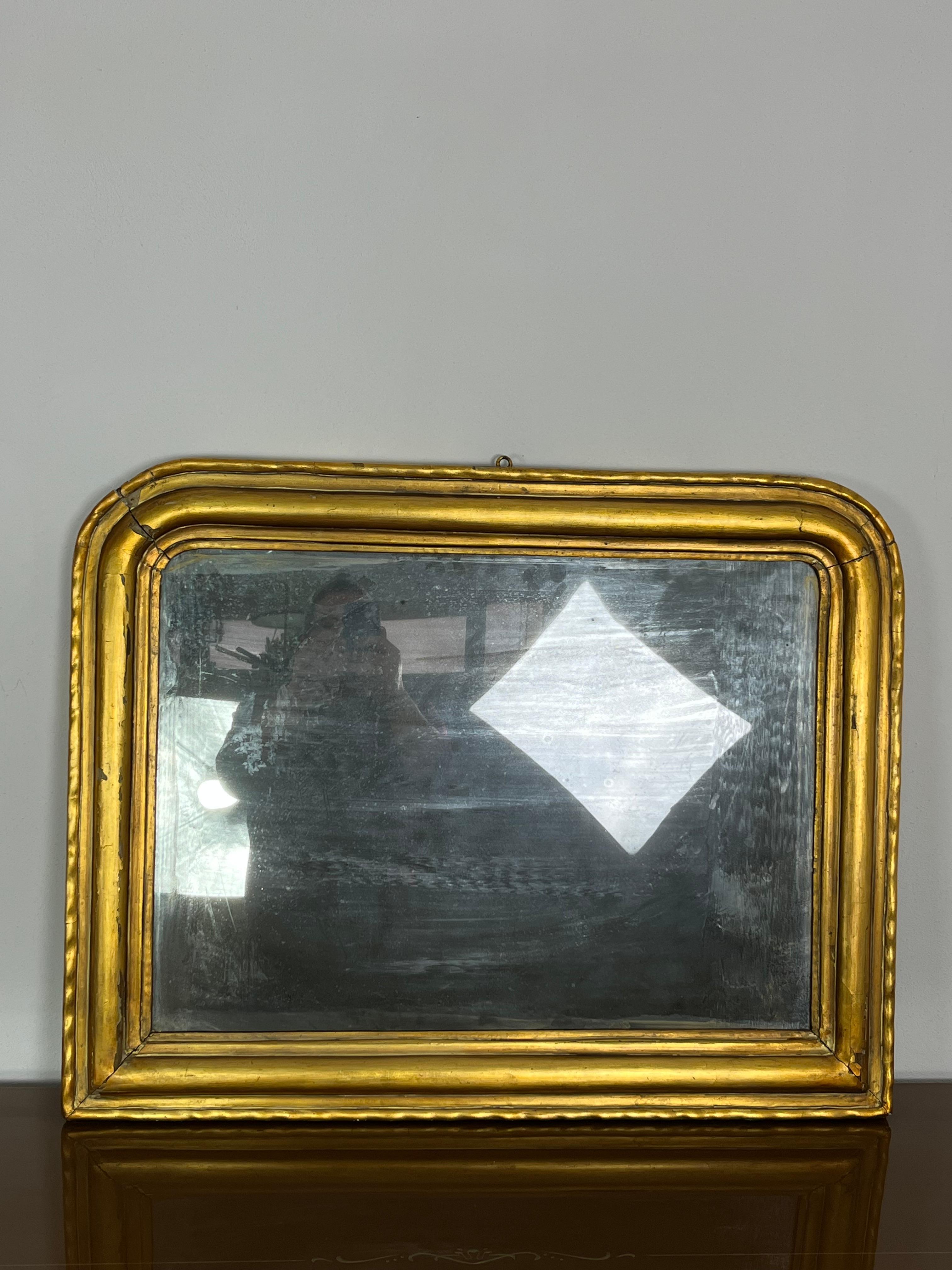Antique French Louis Philippe Wall Mirror In Wood And Gold Leaf, 1930s In Distressed Condition For Sale In Palermo, IT