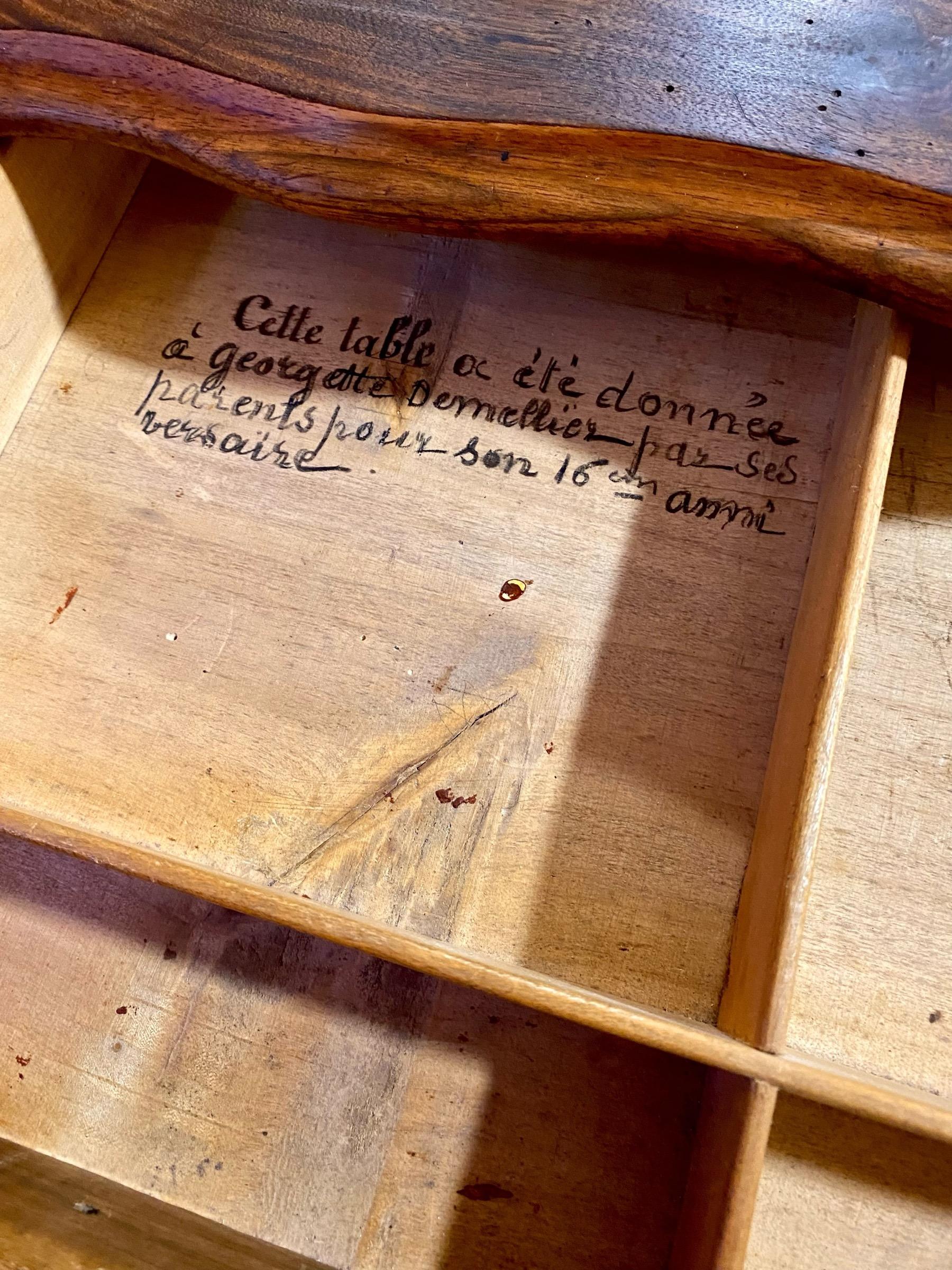 Antique French Louis Philippe Mesa de trabajo de nogal con inscripción en venta 4
