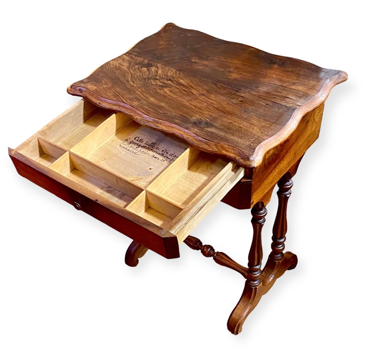 Antique French Louis Philippe Mesa de trabajo de nogal con inscripción en venta 5