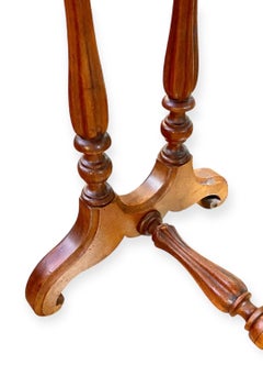 Antique French Louis Philippe Tavolo da lavoro in legno di noce con iscrizione