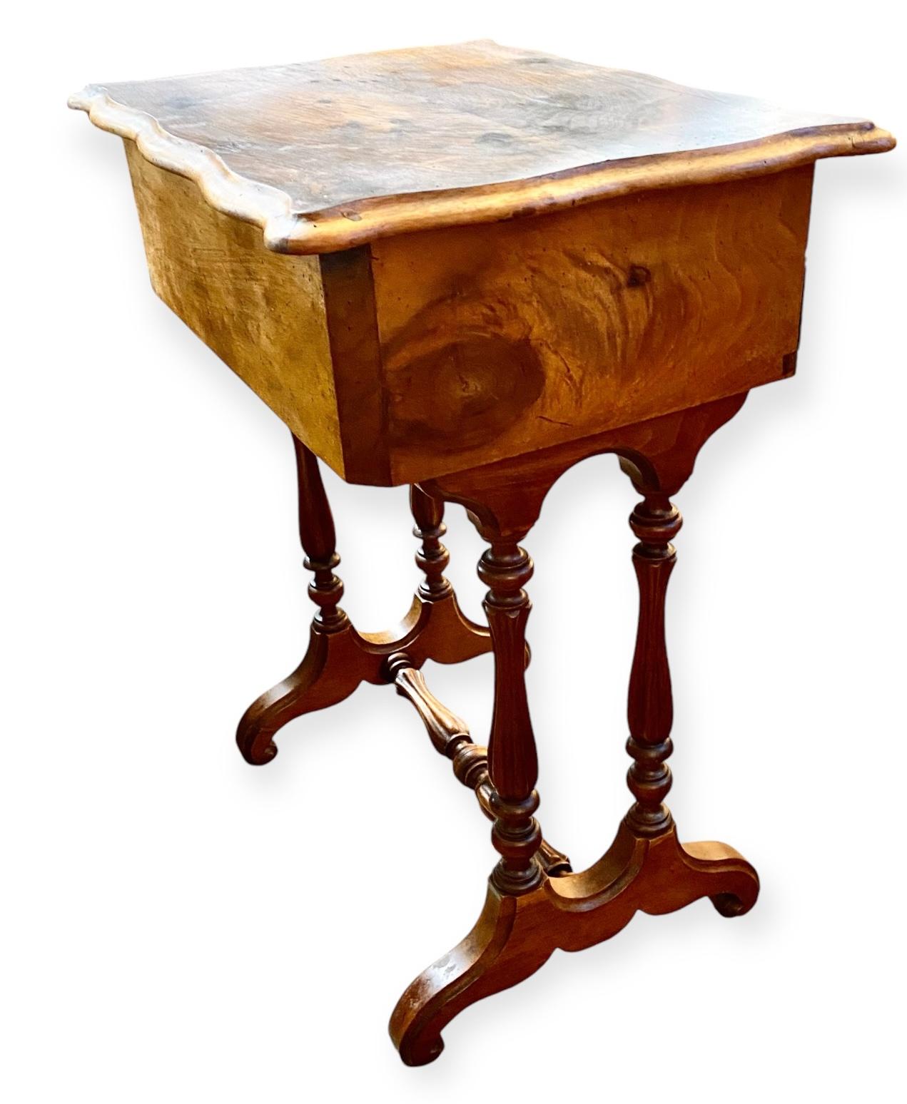 Antique French Louis Philippe Mesa de trabajo de nogal con inscripción Mediados del siglo XIX en venta