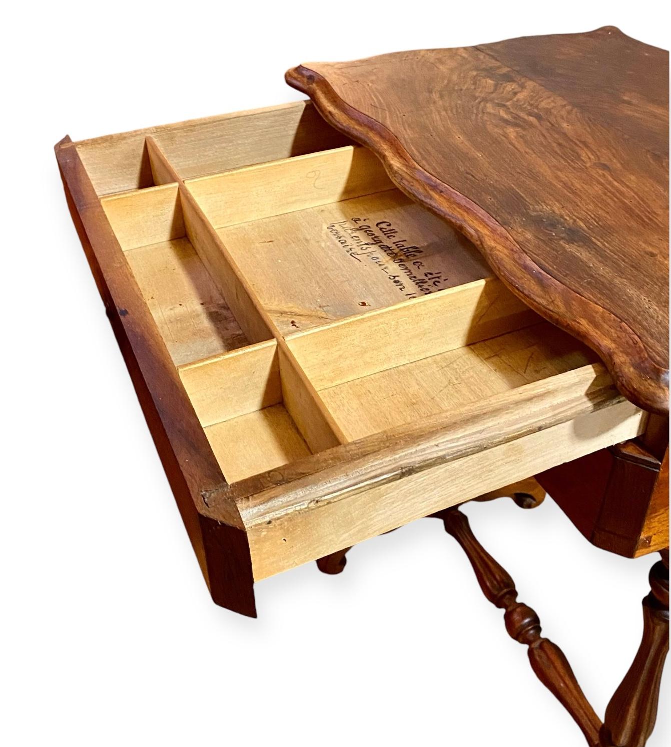 Antique French Louis Philippe Mesa de trabajo de nogal con inscripción Álamo en venta