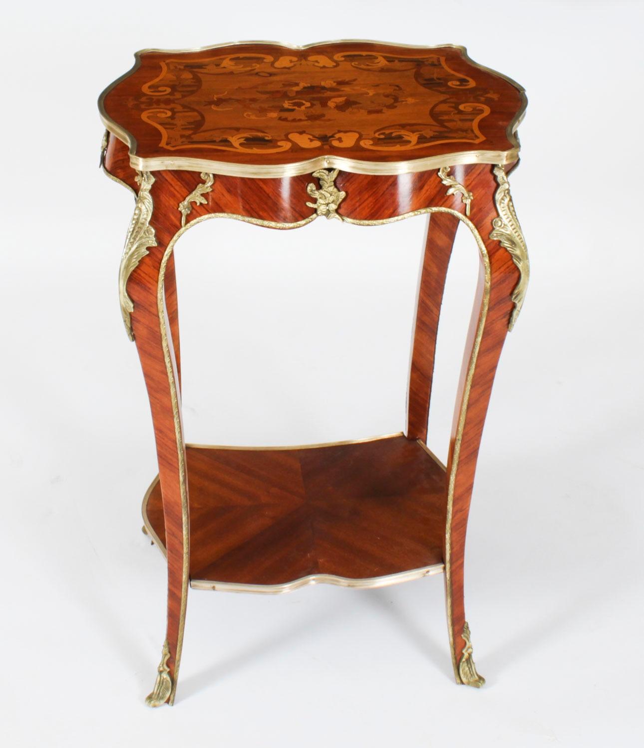 Si tratta di un bellissimo tavolino a serpentina in legno di noce e legno di re, con intarsi e ormolature, risalente al 1850 circa.

Il bellissimo piano sagomato in intarsio è incorniciato da un bordo in ormeggio.  Il fregio e le sottili gambe a