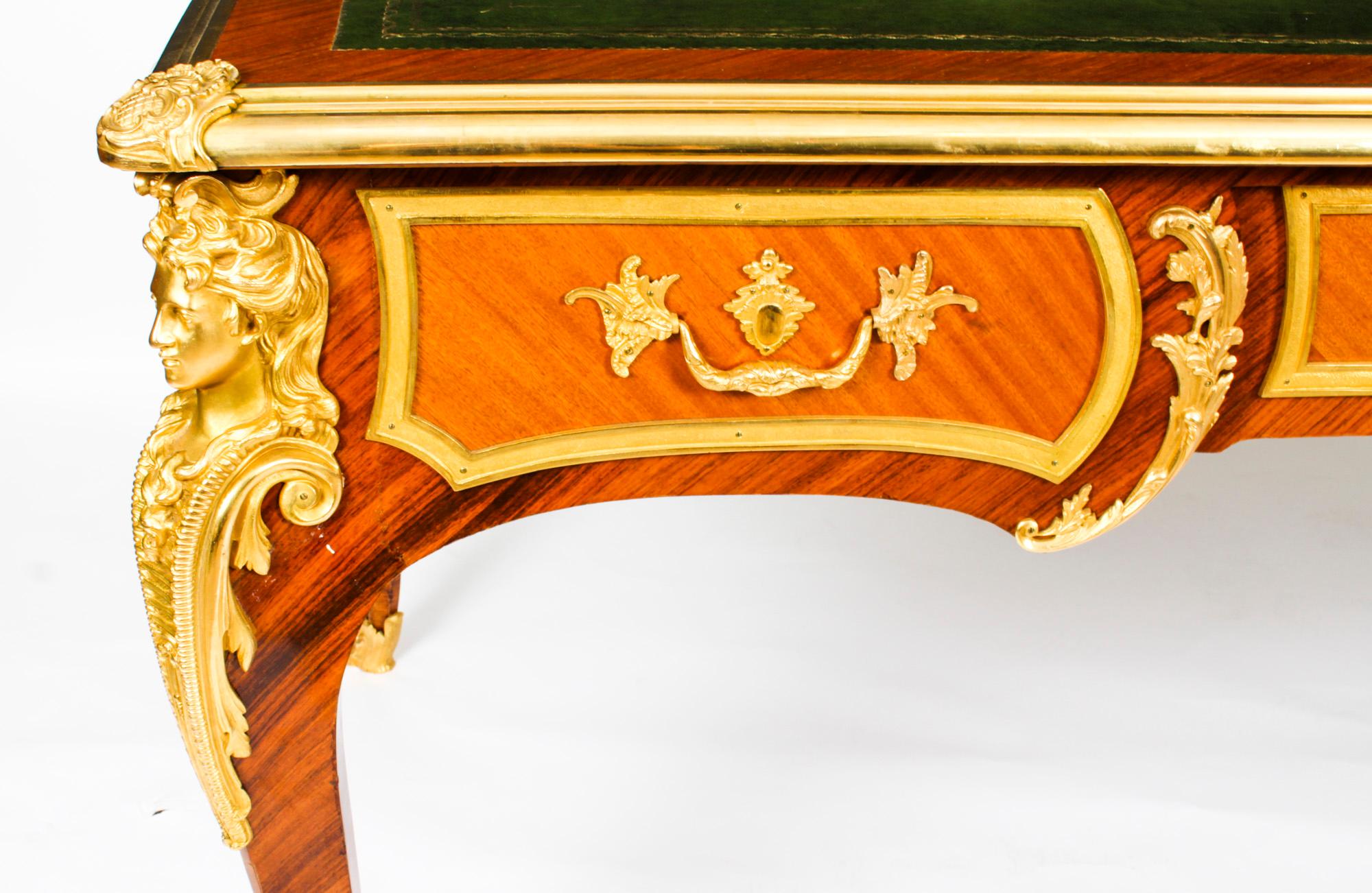 Antikes französisches Louis Revival Ormolu Bureau Plat Desk, 19. (Goldbronze) im Angebot
