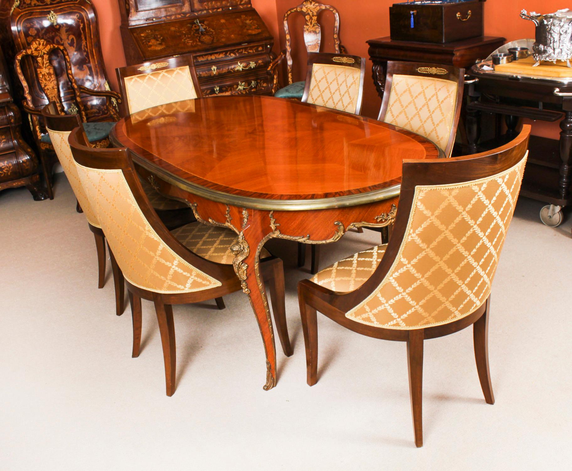 Il s'agit d'une très belle table de salle à manger / bureau ancienne en bronze doré de style néo-classique français, datant d'environ 1920 et de style du 18ème siècle.

Le plateau ovale en noyer, élégamment travaillé, présente un dessin exquis,
