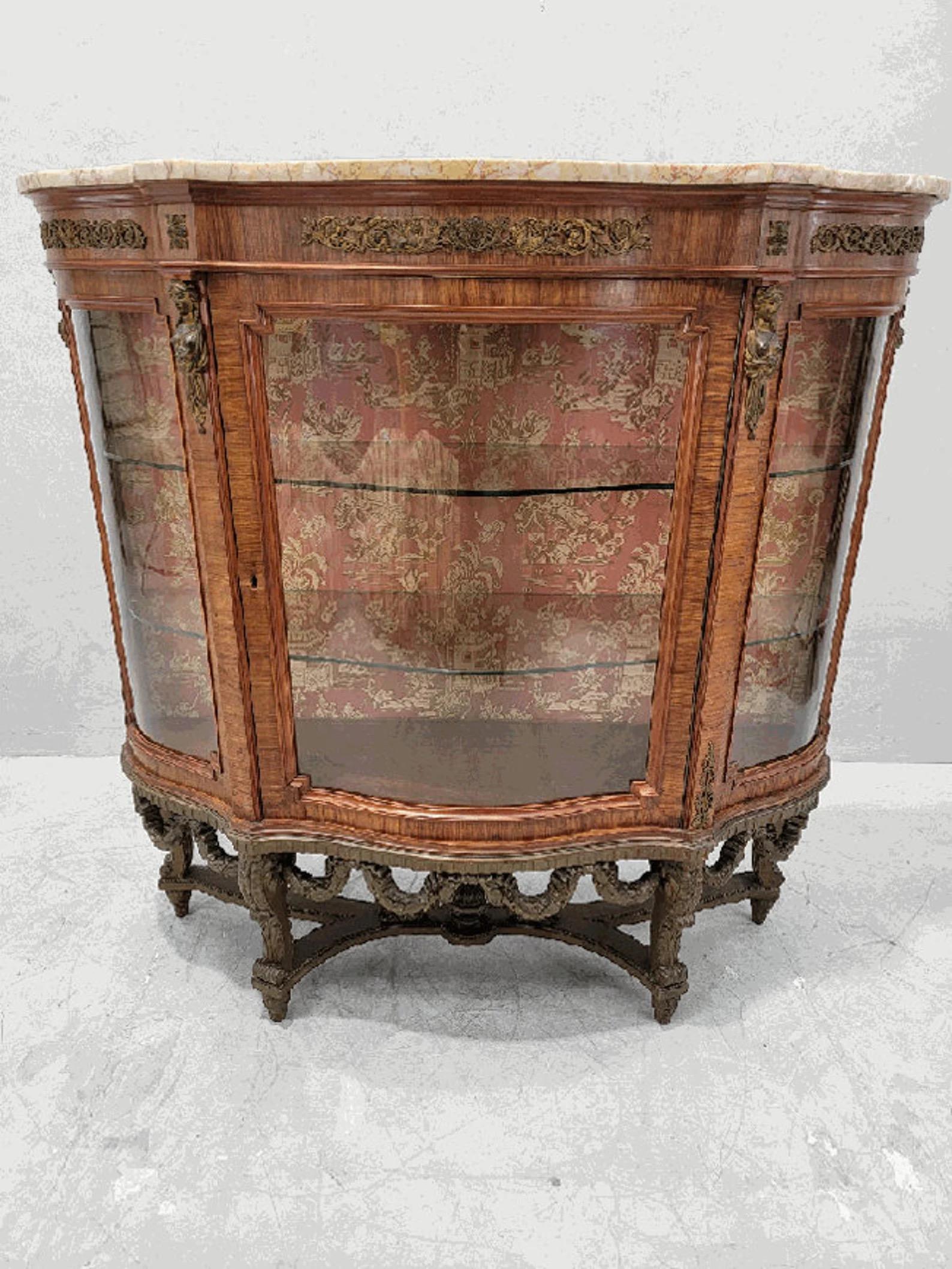 Antiker französischer Vitrinenschrank im Louis-Stil mit geschwungener Glas-Marmorplatte (Louis XIII.) im Angebot