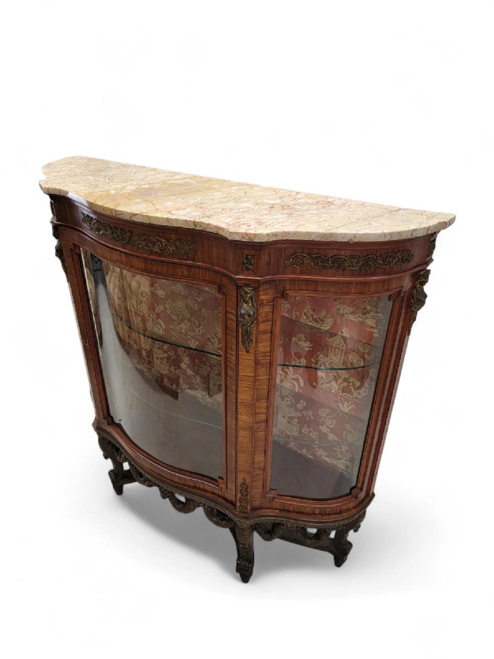 Antiker französischer Vitrinenschrank im Louis-Stil mit geschwungener Glas-Marmorplatte (Unbekannt) im Angebot