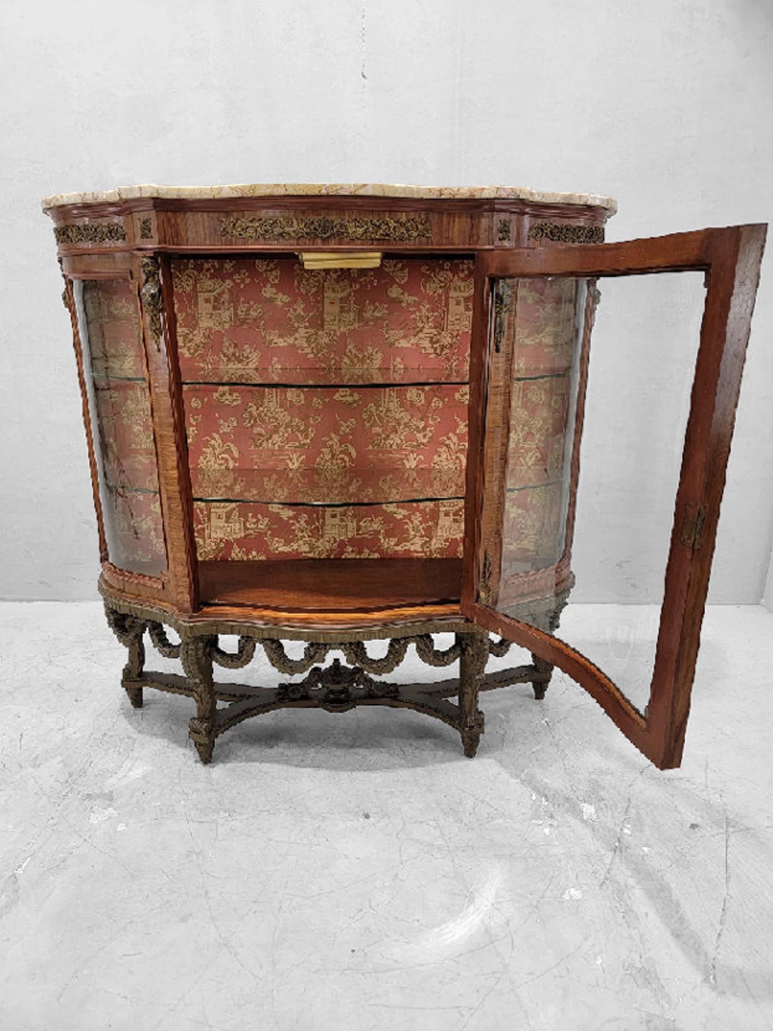 Antiker französischer Vitrinenschrank im Louis-Stil mit geschwungener Glas-Marmorplatte im Zustand „Gut“ im Angebot in Chicago, IL