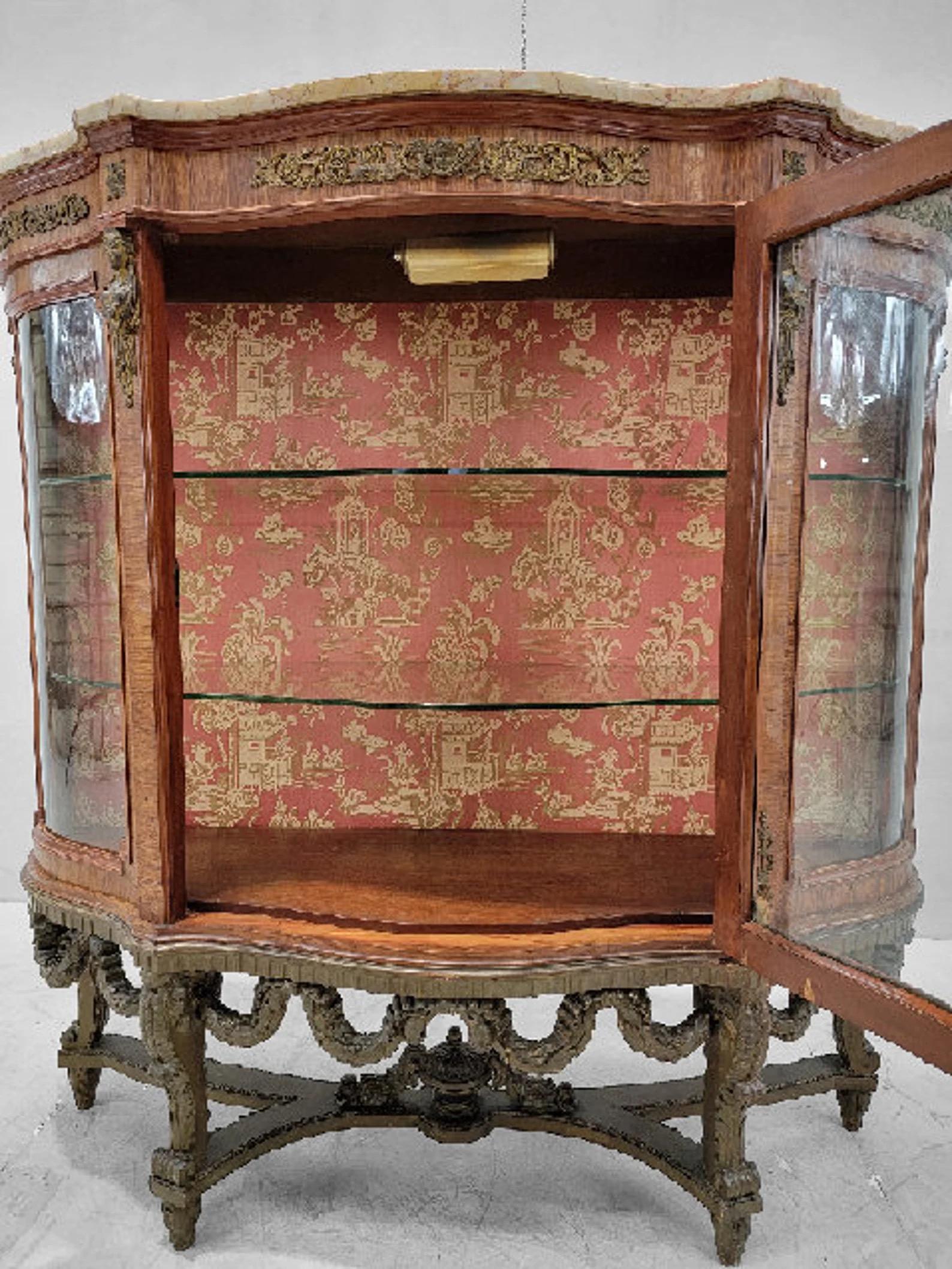 Antiker französischer Vitrinenschrank im Louis-Stil mit geschwungener Glas-Marmorplatte im Angebot 1
