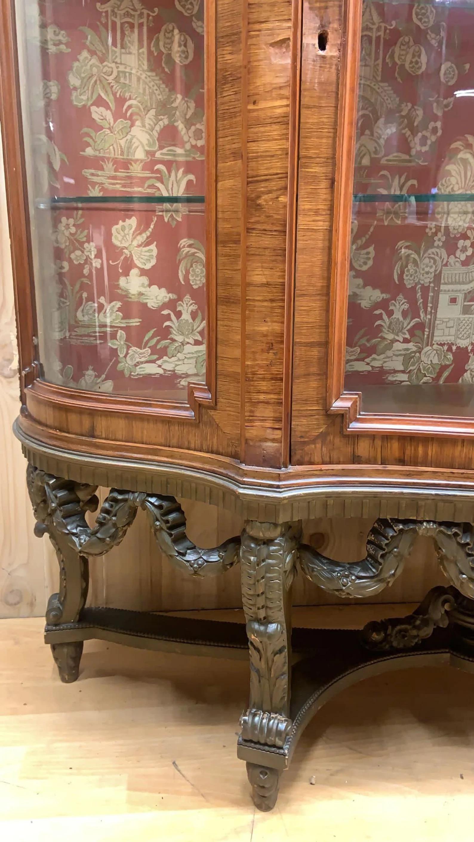 Antiker französischer Vitrinenschrank im Louis-Stil mit geschwungener Glas-Marmorplatte im Angebot 2