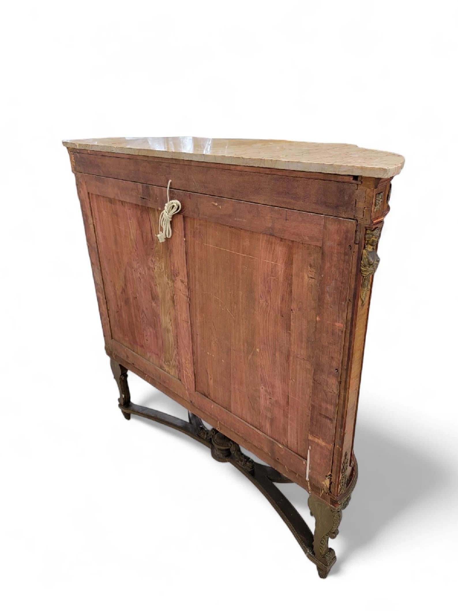 Antiker französischer Vitrinenschrank im Louis-Stil mit geschwungener Glas-Marmorplatte im Angebot 3