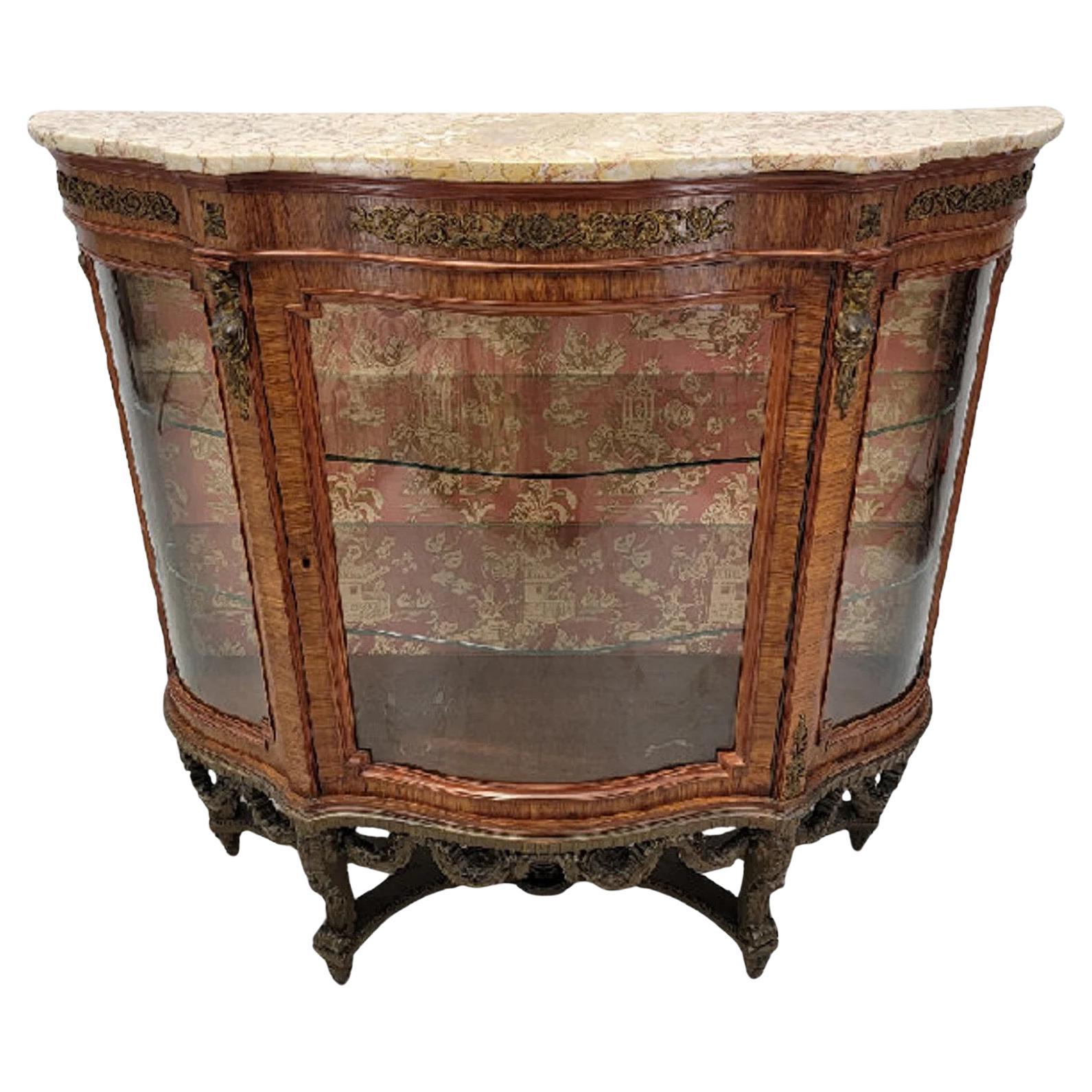 Antiker französischer Vitrinenschrank im Louis-Stil mit geschwungener Glas-Marmorplatte
