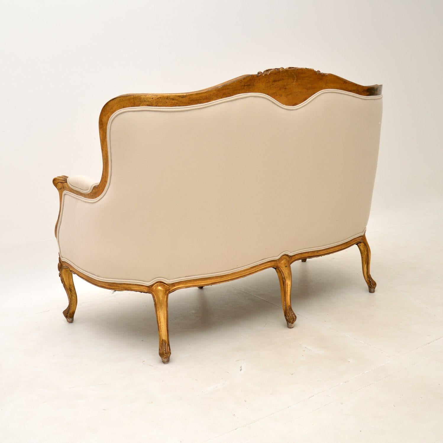 Antikes französisches Sofa aus vergoldetem Holz im Louis-Stil im Zustand „Gut“ im Angebot in London, GB