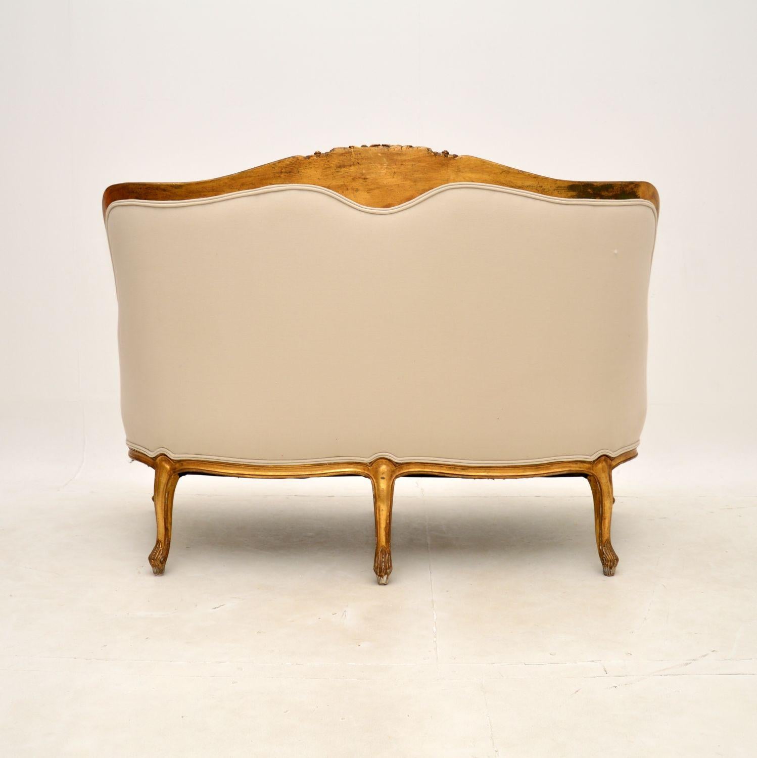Antikes französisches Sofa aus vergoldetem Holz im Louis-Stil (Mitte des 20. Jahrhunderts) im Angebot