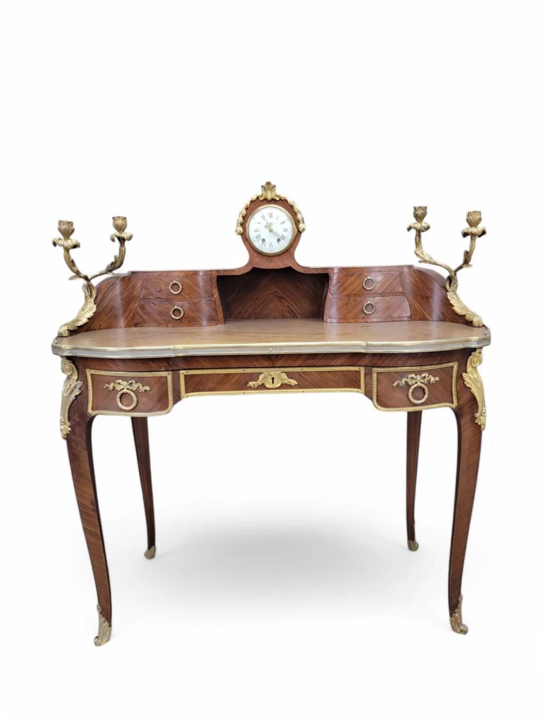 Antiker französischer Schreibtisch im Louis IV-Stil in Nierenform mit Uhr und zwei Kandelabern

Dieser exquisite antike französische Schreibtisch in Nierenform im Louis-IV-Stil ist eine atemberaubende Ergänzung für jedes Büro oder Arbeitszimmer.