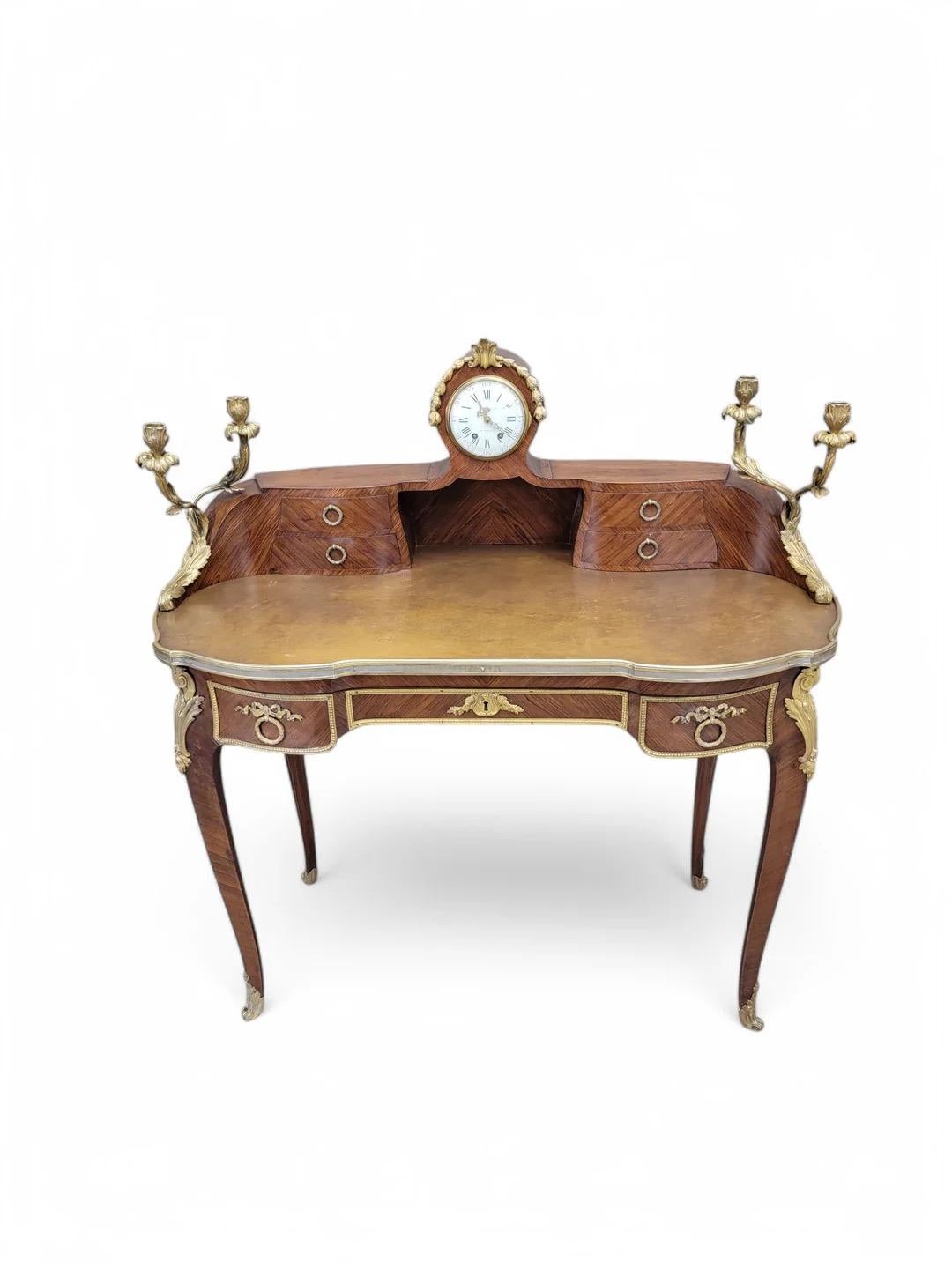 Antiker französischer knöchelförmiger Schreibtisch im Louis-Stil mit Uhr und Kandelabern (Louis XV.) im Angebot