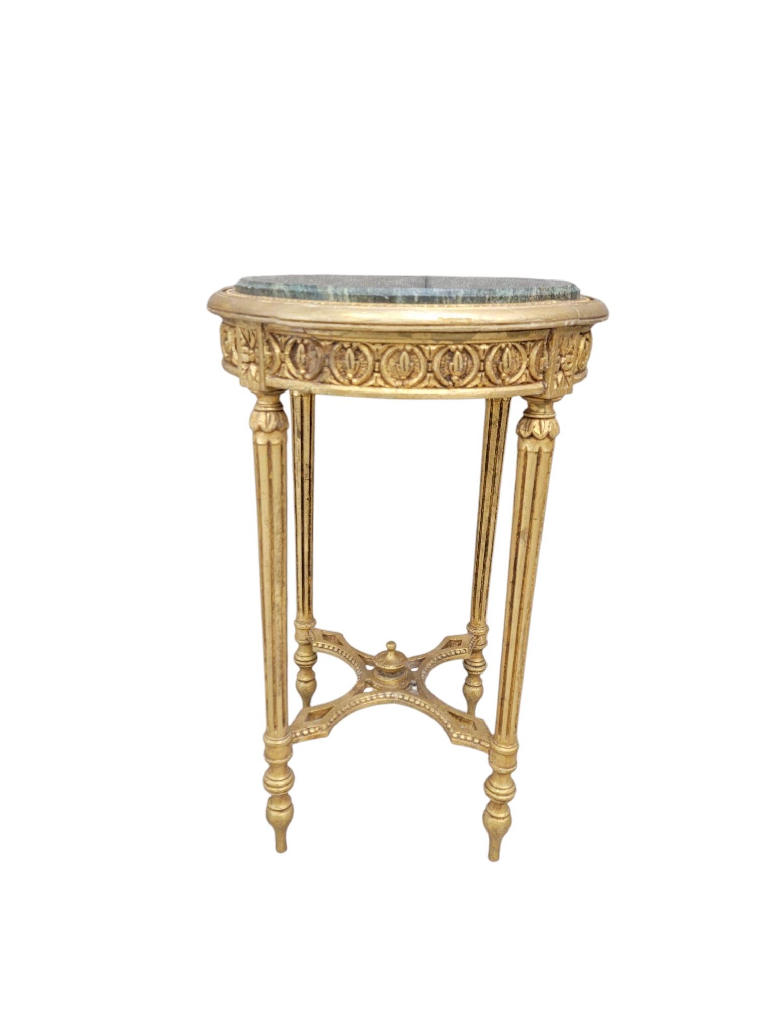 Antique French Louis Style Side Table with Italian Marble Top & Gilded Carvings Provincial francés en venta
