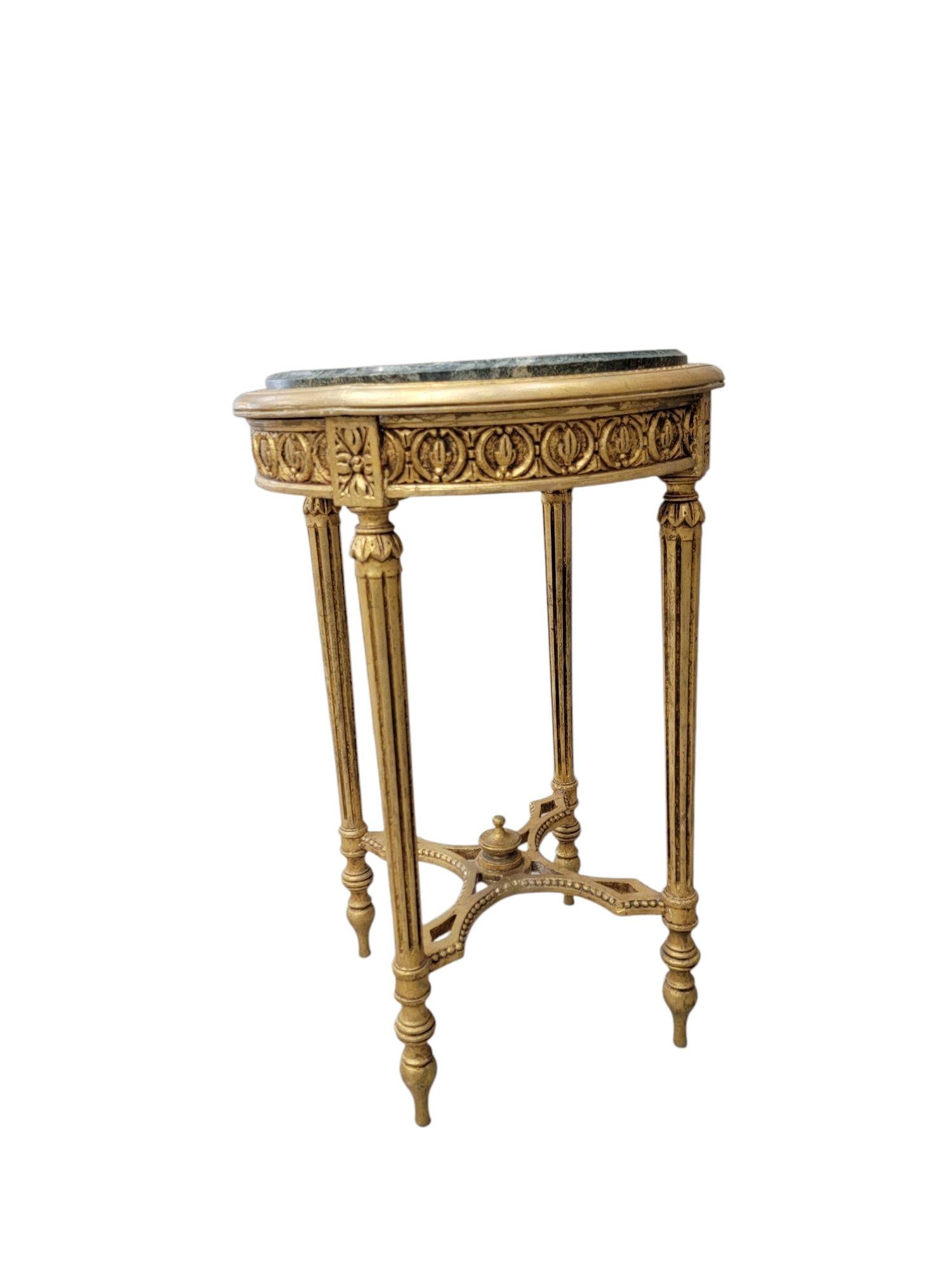 Antique French Louis Style Side Table with Italian Marble Top & Gilded Carvings Francés en venta