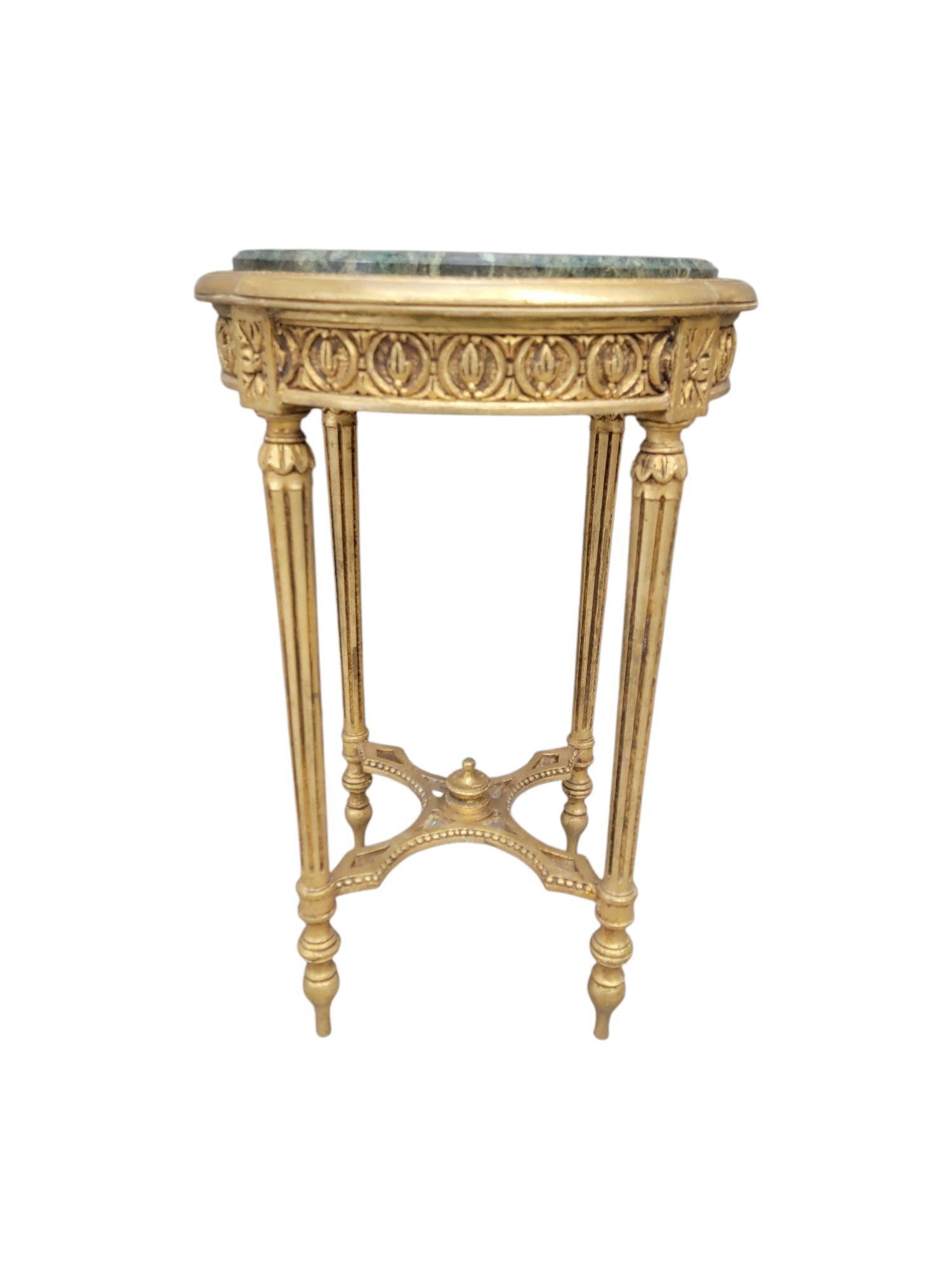 Antique French Louis Style Side Table with Italian Marble Top & Gilded Carvings en Bueno estado para la venta en Chicago, IL