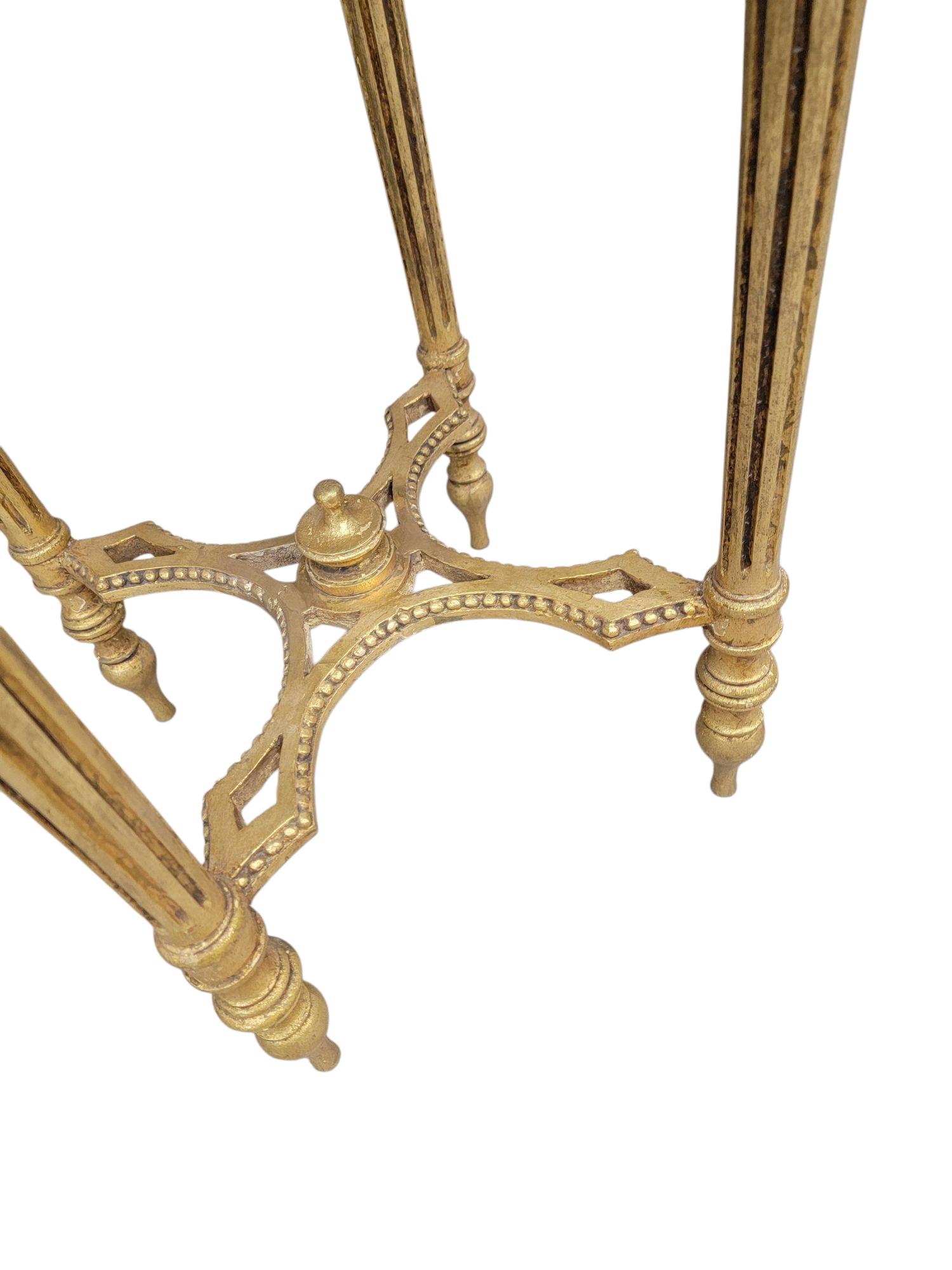 Antique French Louis Style Side Table with Italian Marble Top & Gilded Carvings siglo XX en venta