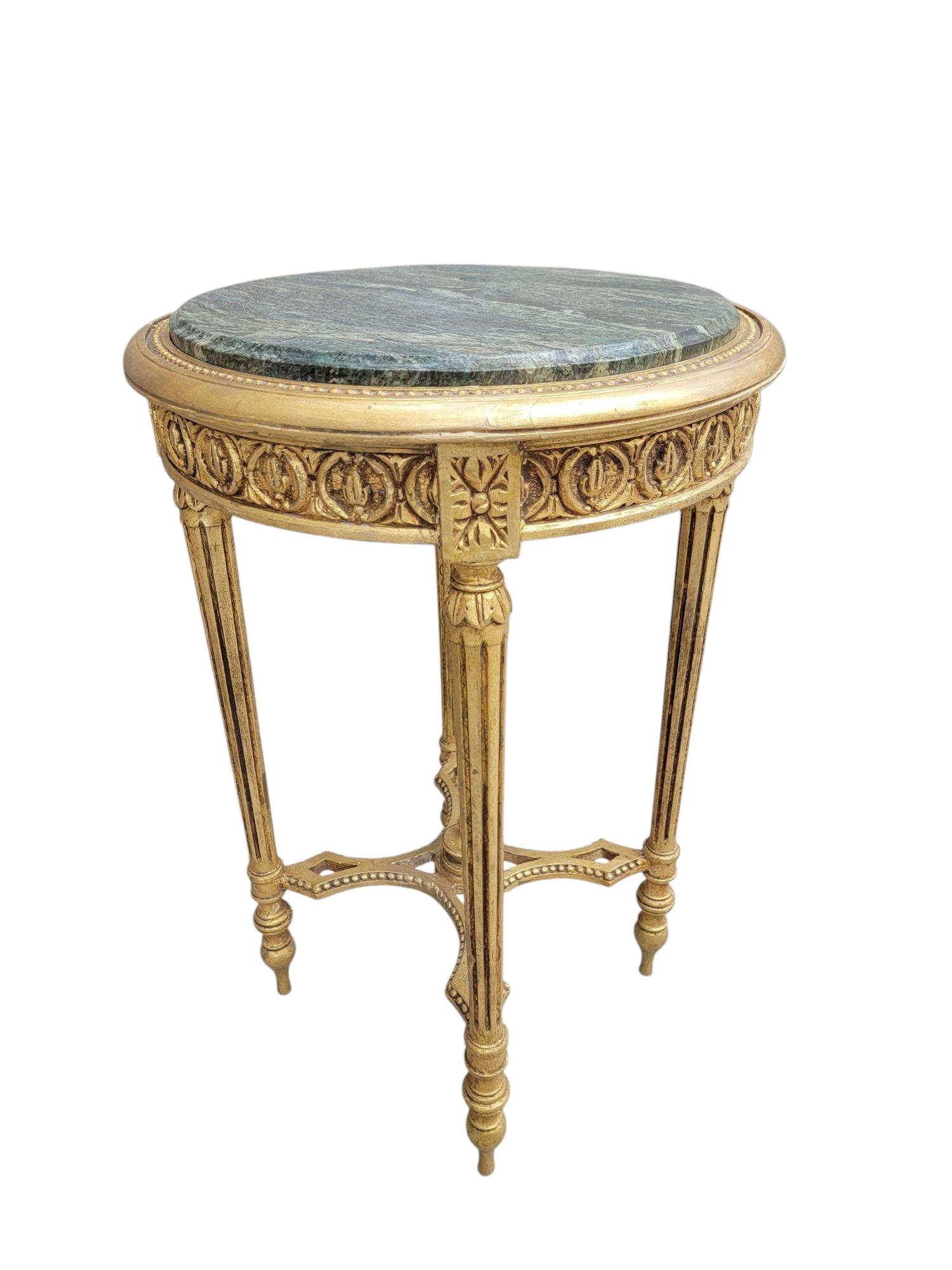 Antique French Louis Style Side Table with Italian Marble Top & Gilded Carvings Mármol en venta