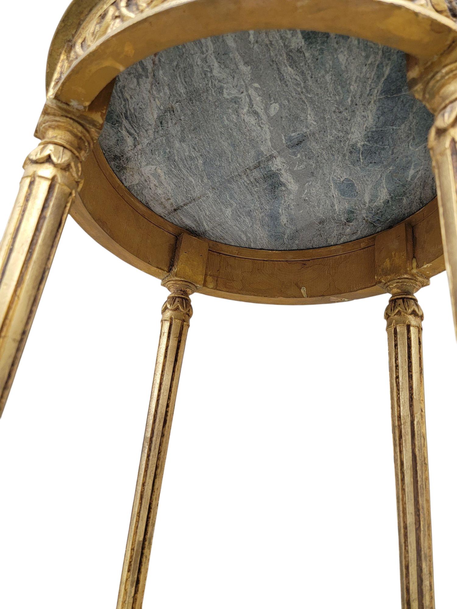 Antique French Louis Style Side Table with Italian Marble Top & Gilded Carvings en venta 1