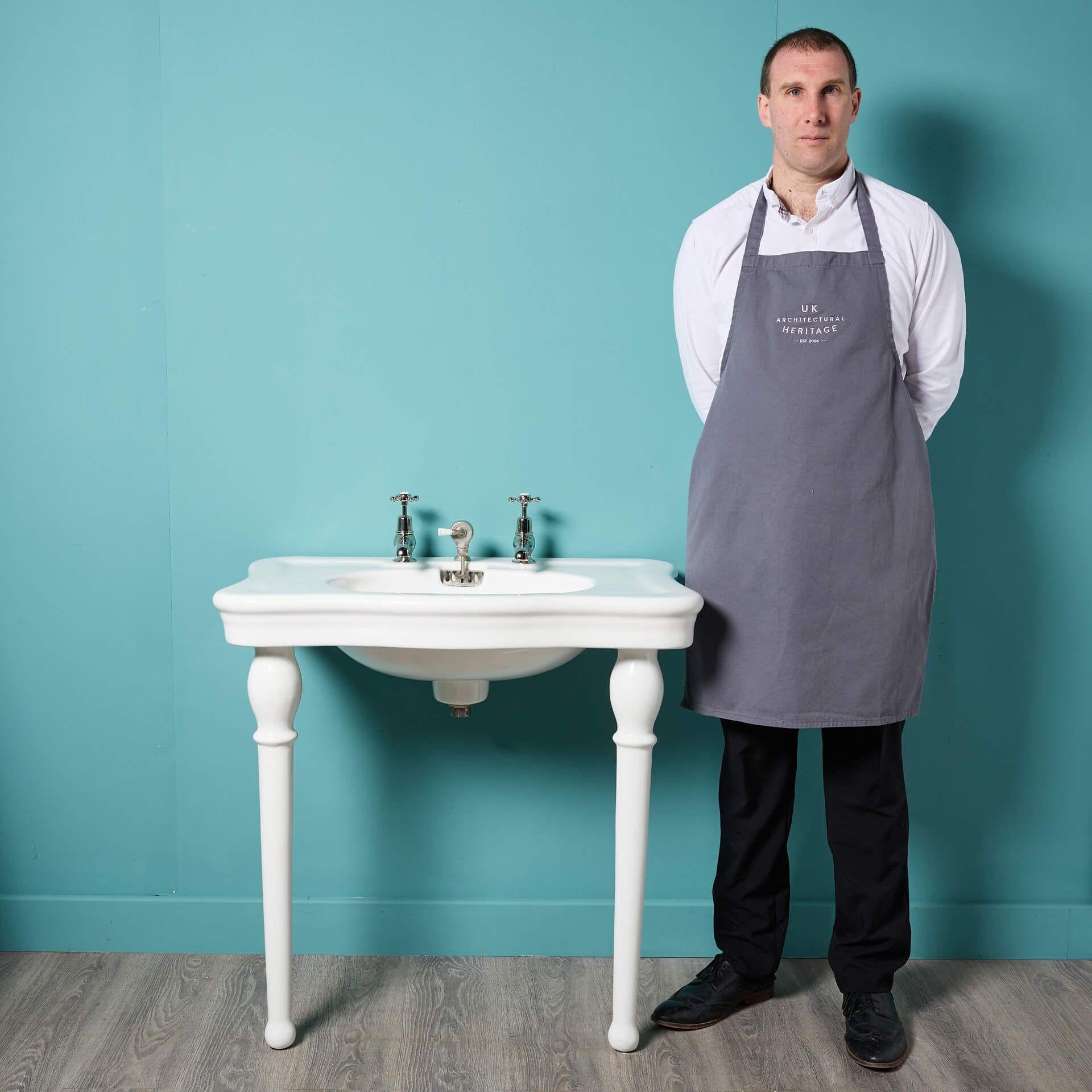 Una pila de fregadero antigua francesa, elegante y de generosas dimensiones, sobre patas de cerámica.

Este bonito lavabo acristalado ofrece funcionalidad y estilo gracias a sus amplias curvas y su amplia cubeta, con mucho espacio a ambos lados para