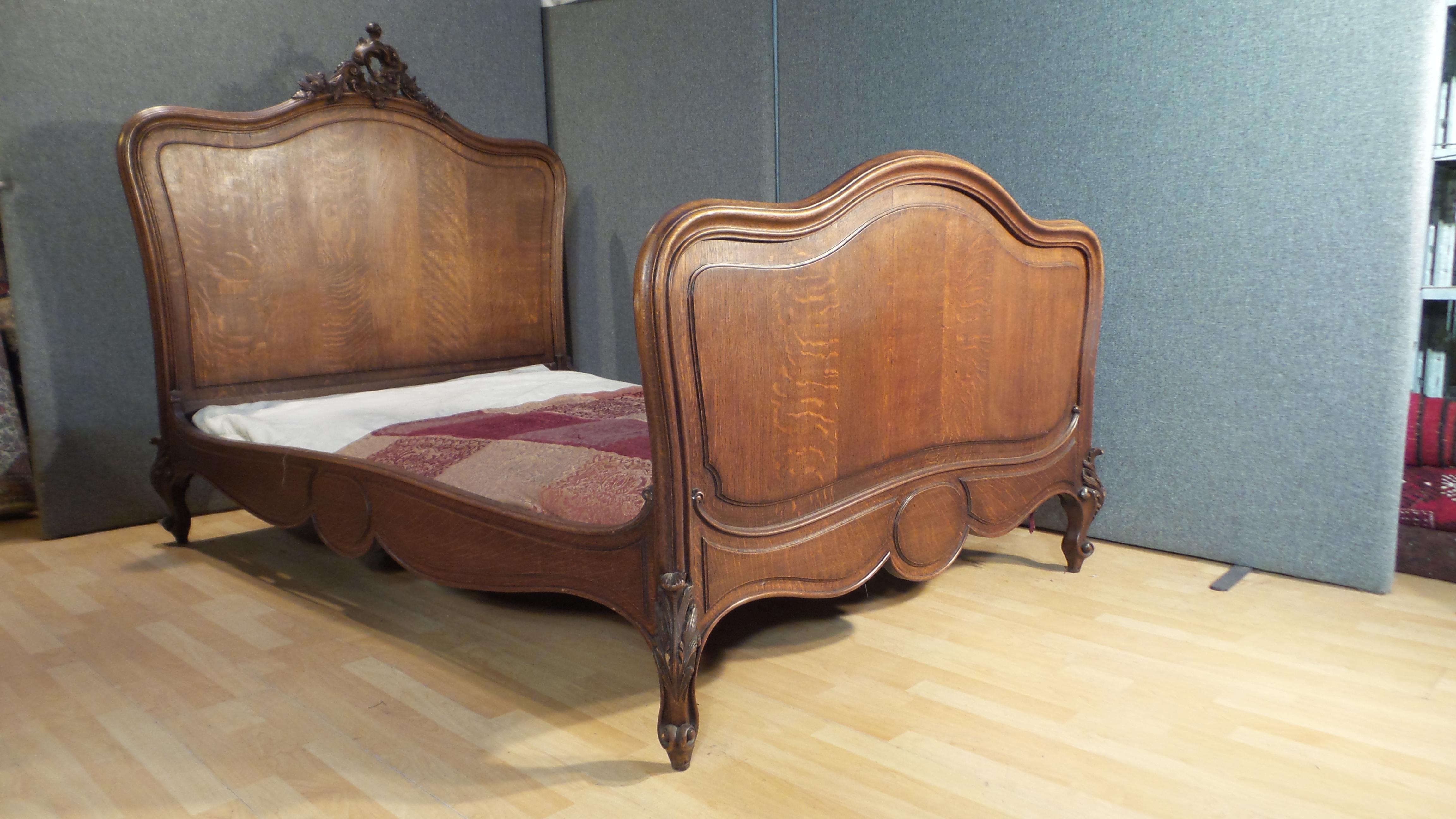 An outstanding double Louis VX1 Fench bed.

The bed is in solid oak and dates circa 1890

It has a lovely rich color with an excellent patina and a beautifully carved plume

The side rails screw in so it is very firm when assembles but can be