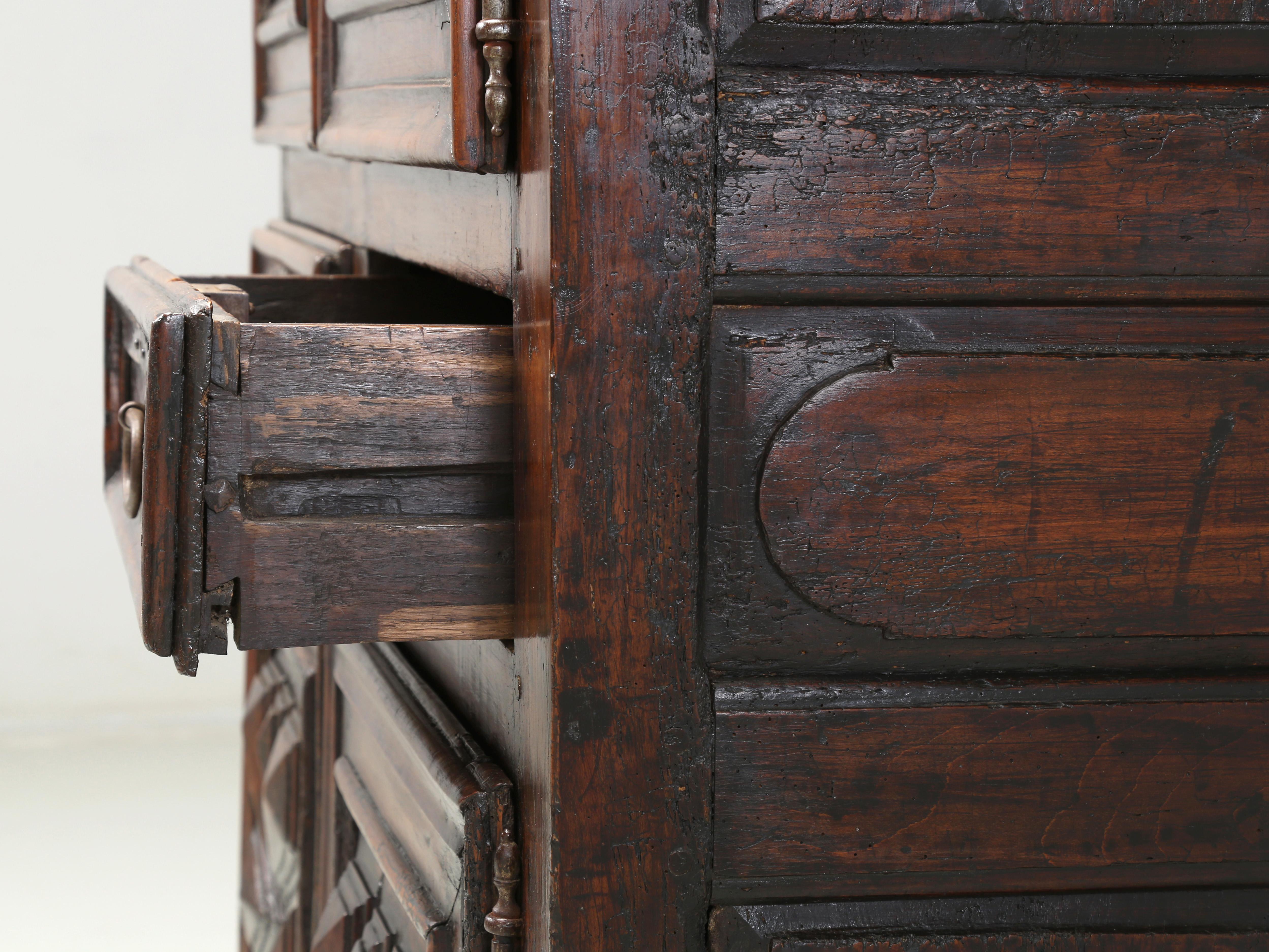 Antique French Louis XIII Armoire or Cupboard Walnut 300-Years Nice Old Patina in vendita 2