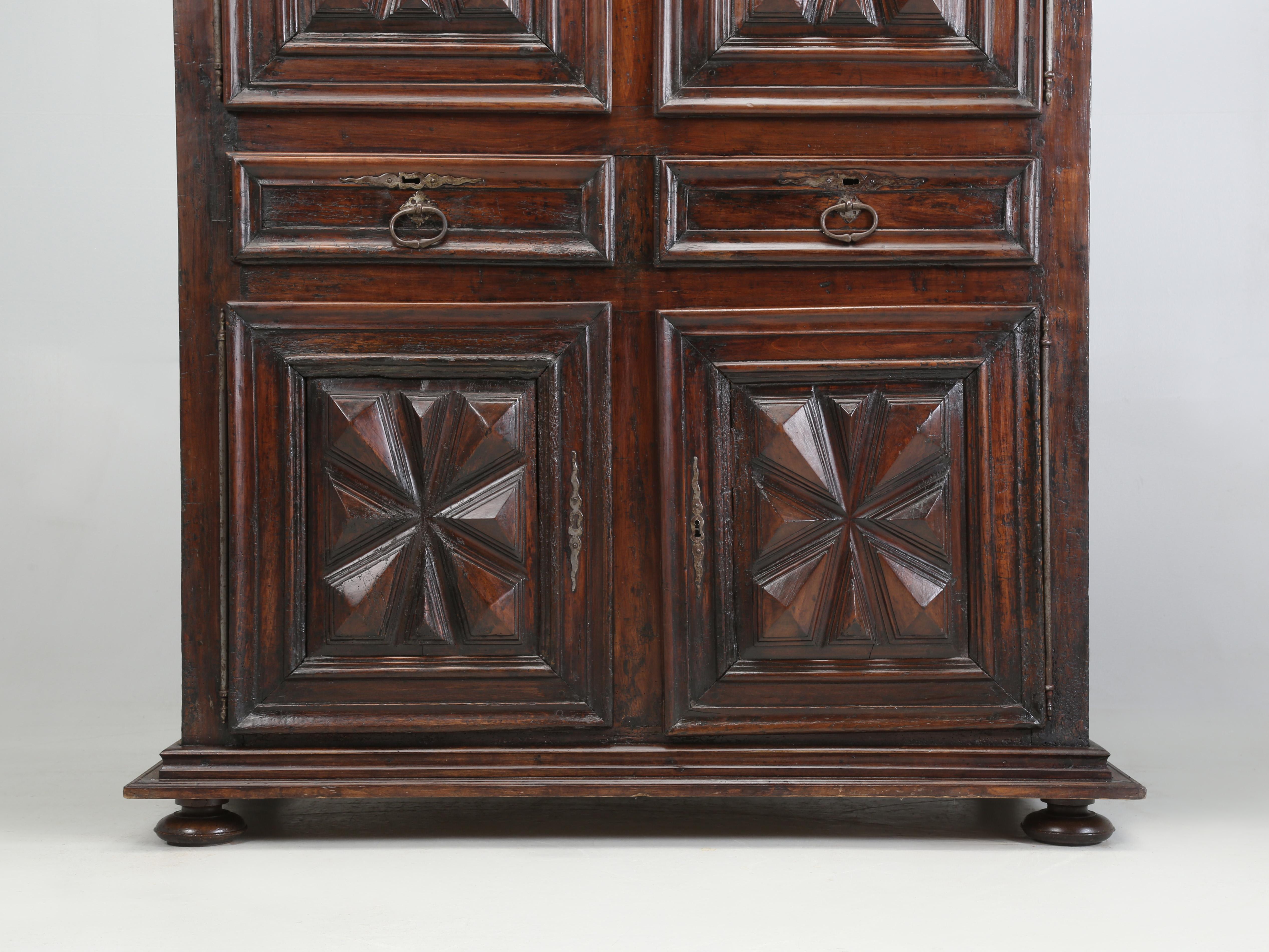 Antique French Louis XIII Armoire or Cupboard Walnut 300-Years Nice Old Patina in vendita 3