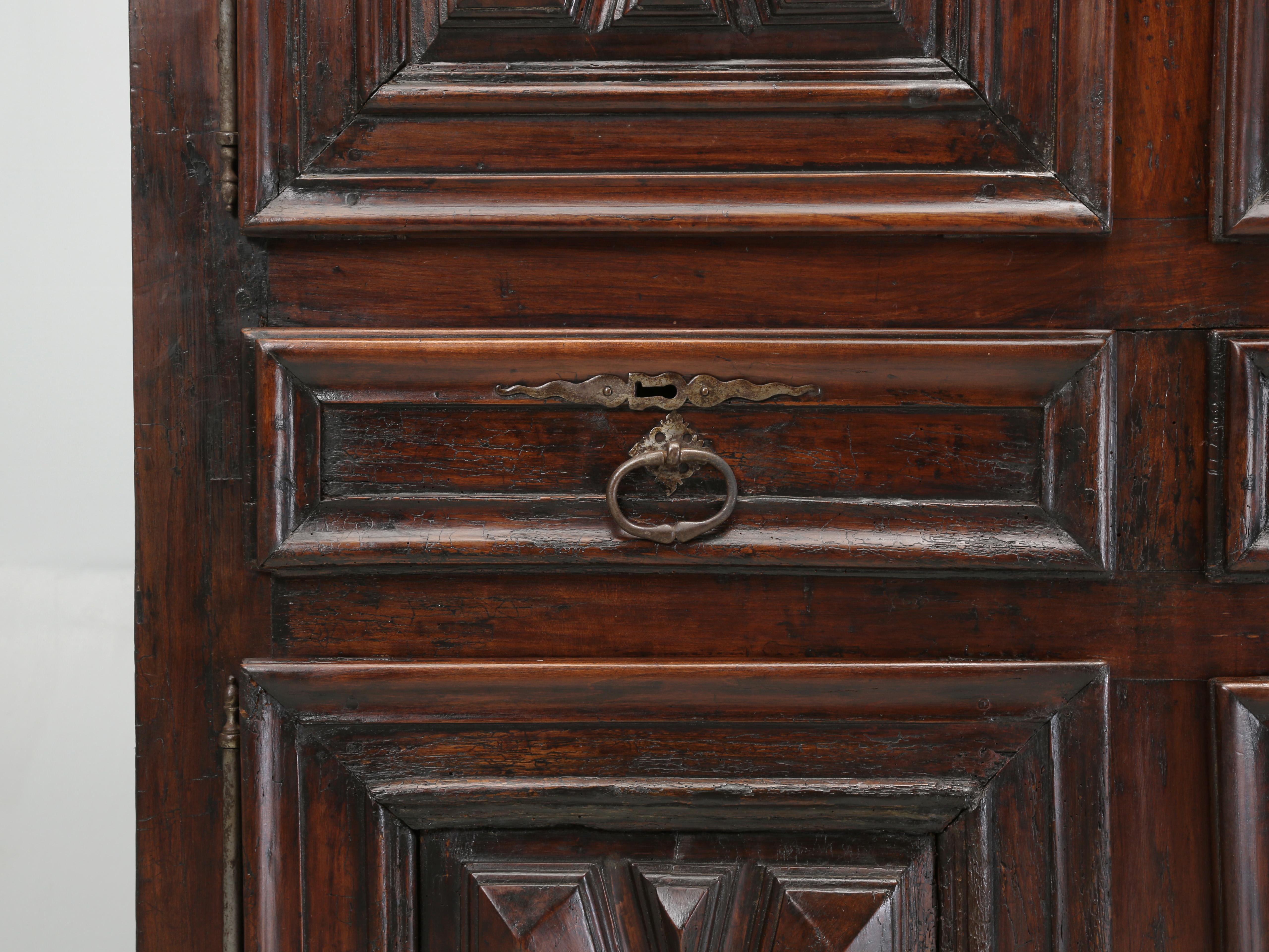 Antique French Louis XIII Armoire or Cupboard Walnut 300-Years Nice Old Patina in vendita 4