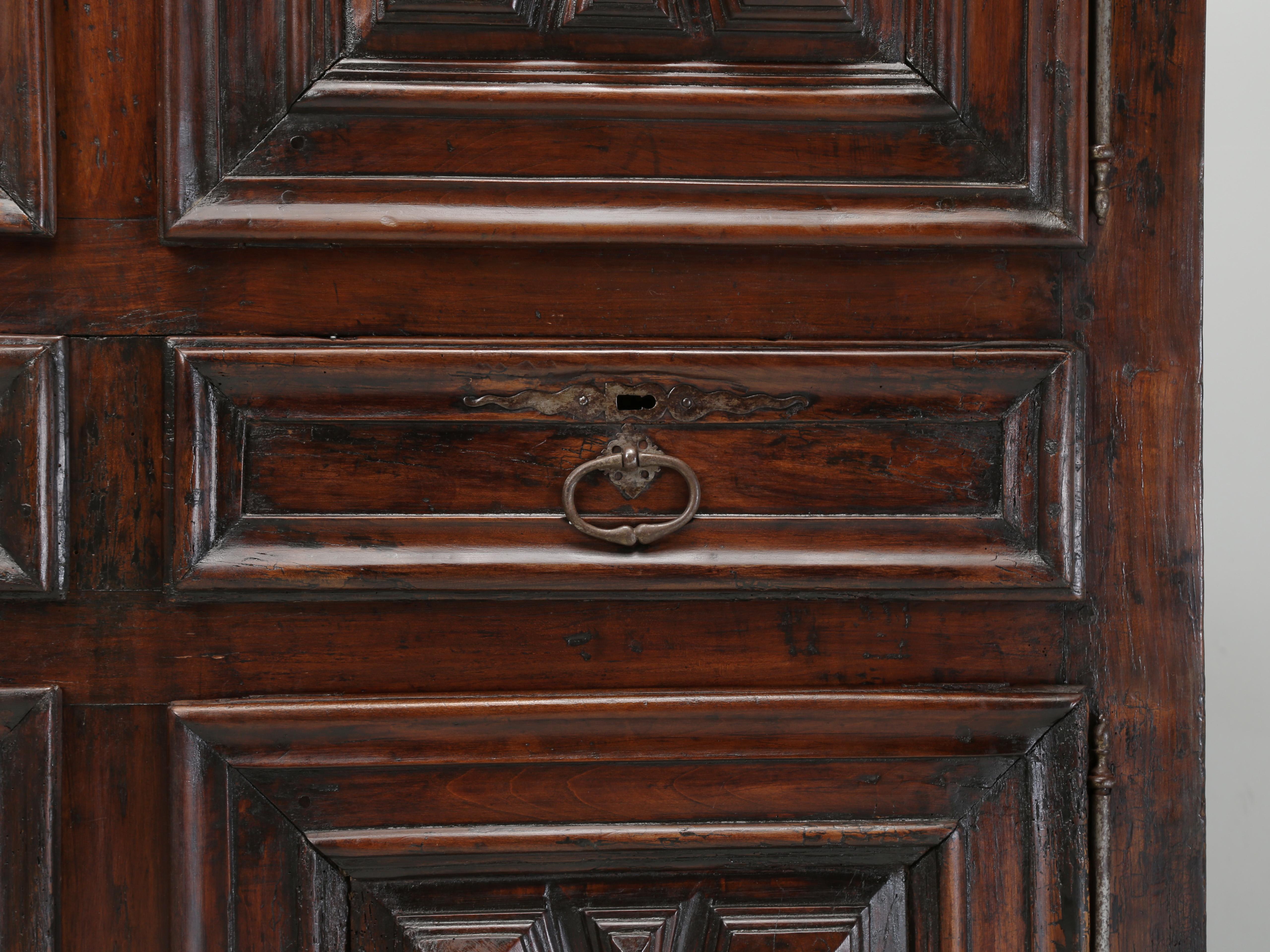 Antique French Louis XIII Armoire or Cupboard Walnut 300-Years Nice Old Patina in vendita 5
