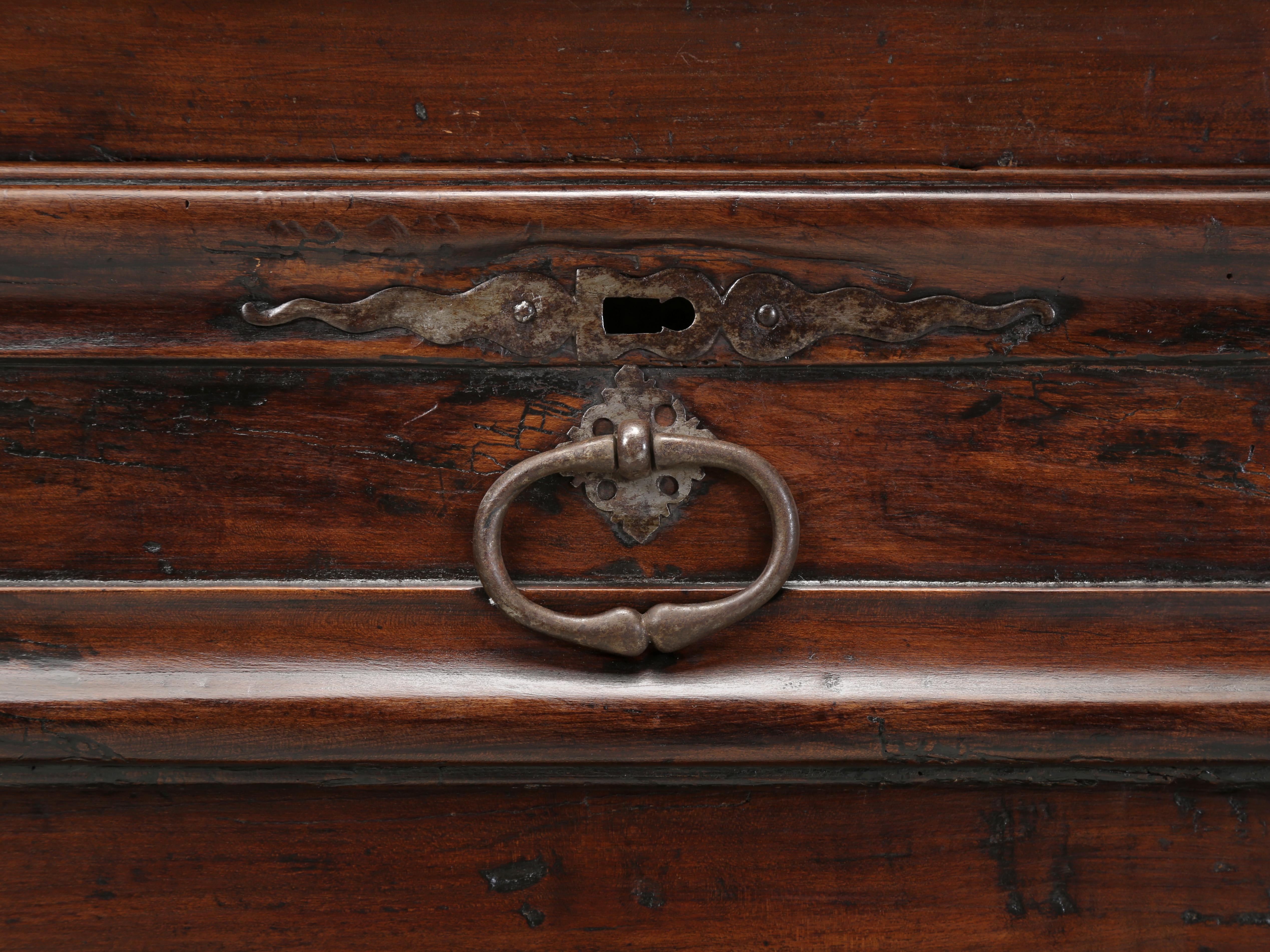 Antique French Louis XIII Armoire or Cupboard Walnut 300-Years Nice Old Patina in vendita 6
