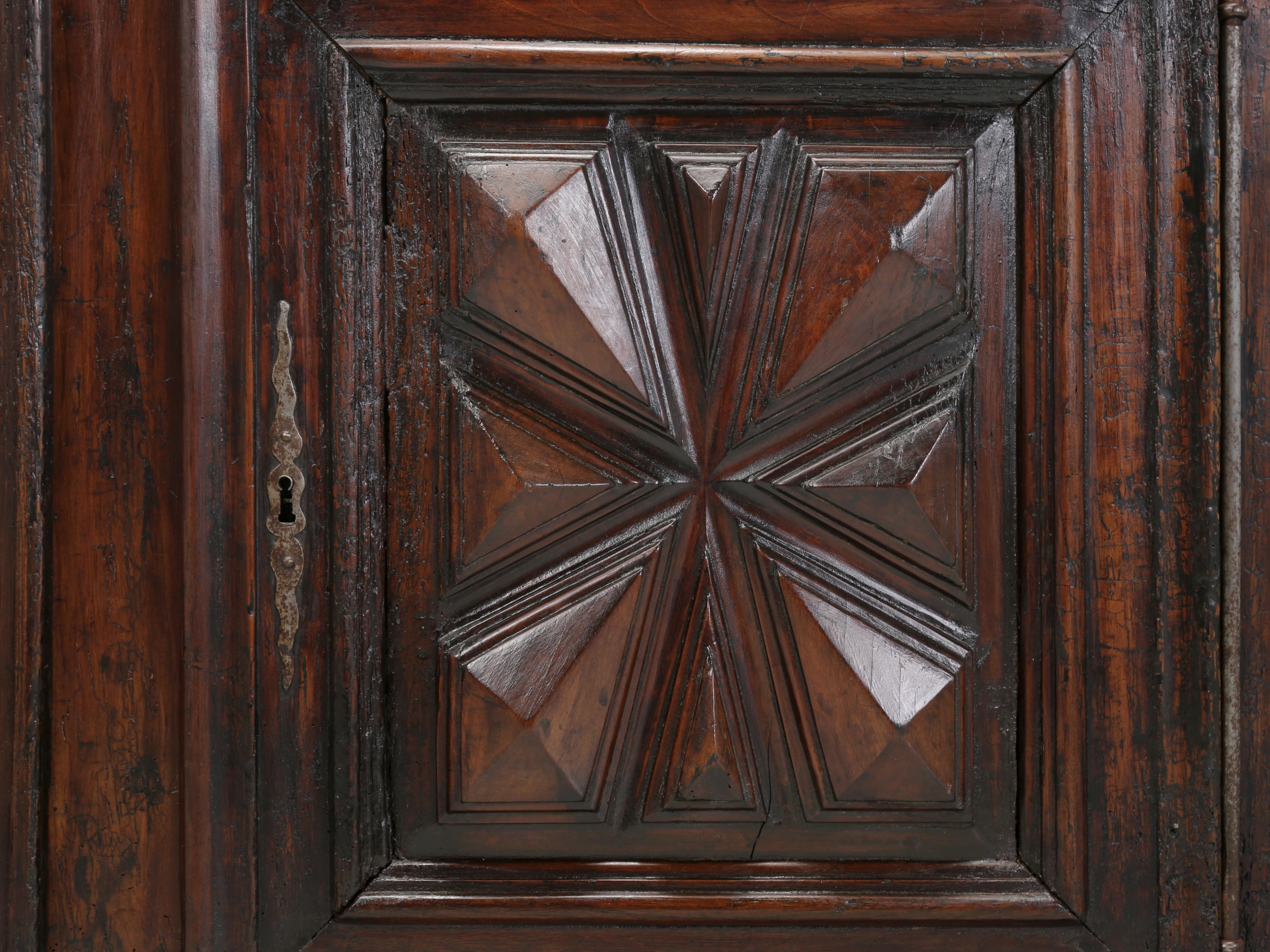 Antique French Louis XIII Armoire or Cupboard Walnut 300-Years Nice Old Patina in vendita 8